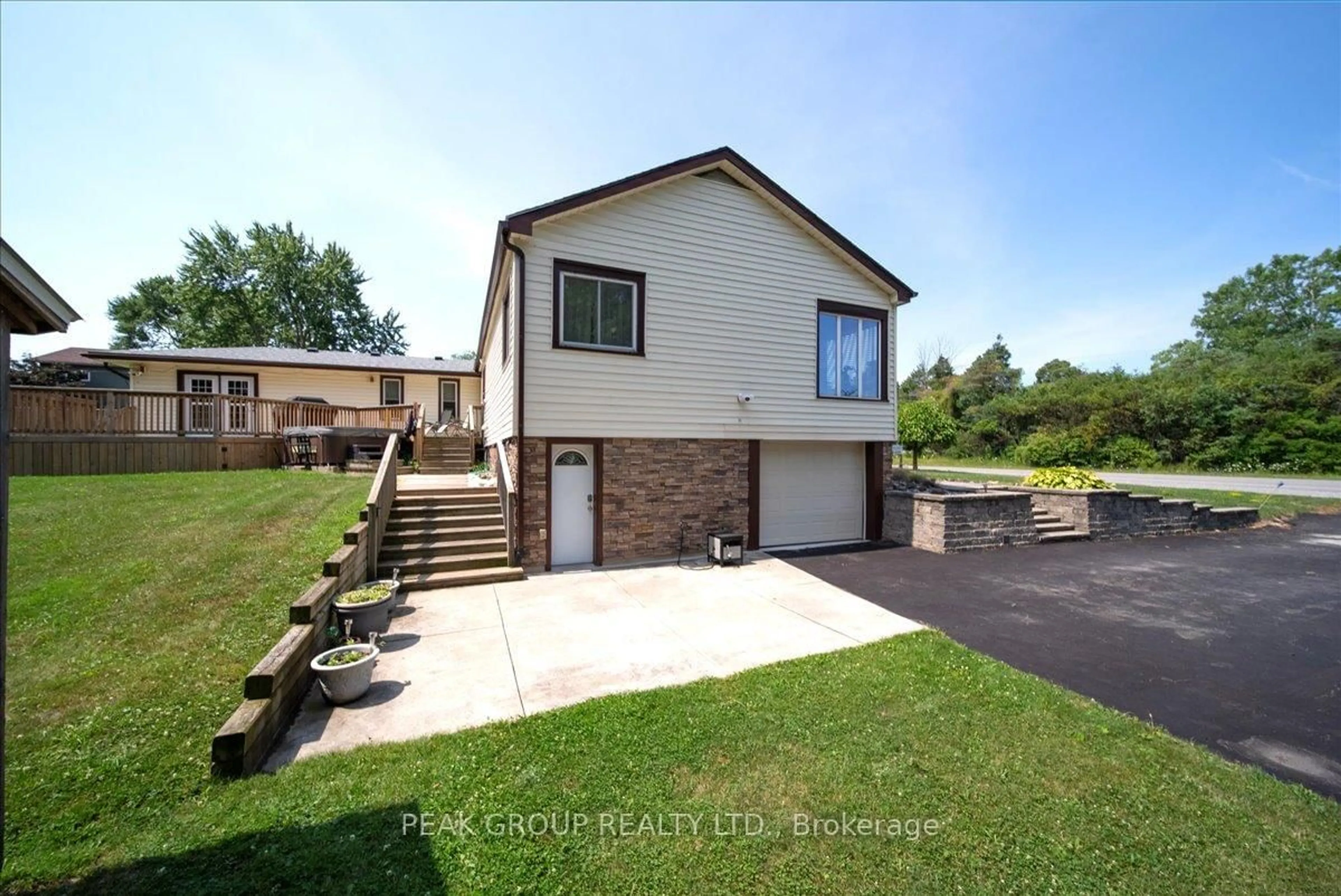 Home with vinyl exterior material, street for 4456 Lyons Creek Rd, Niagara Falls Ontario L2E 6S6