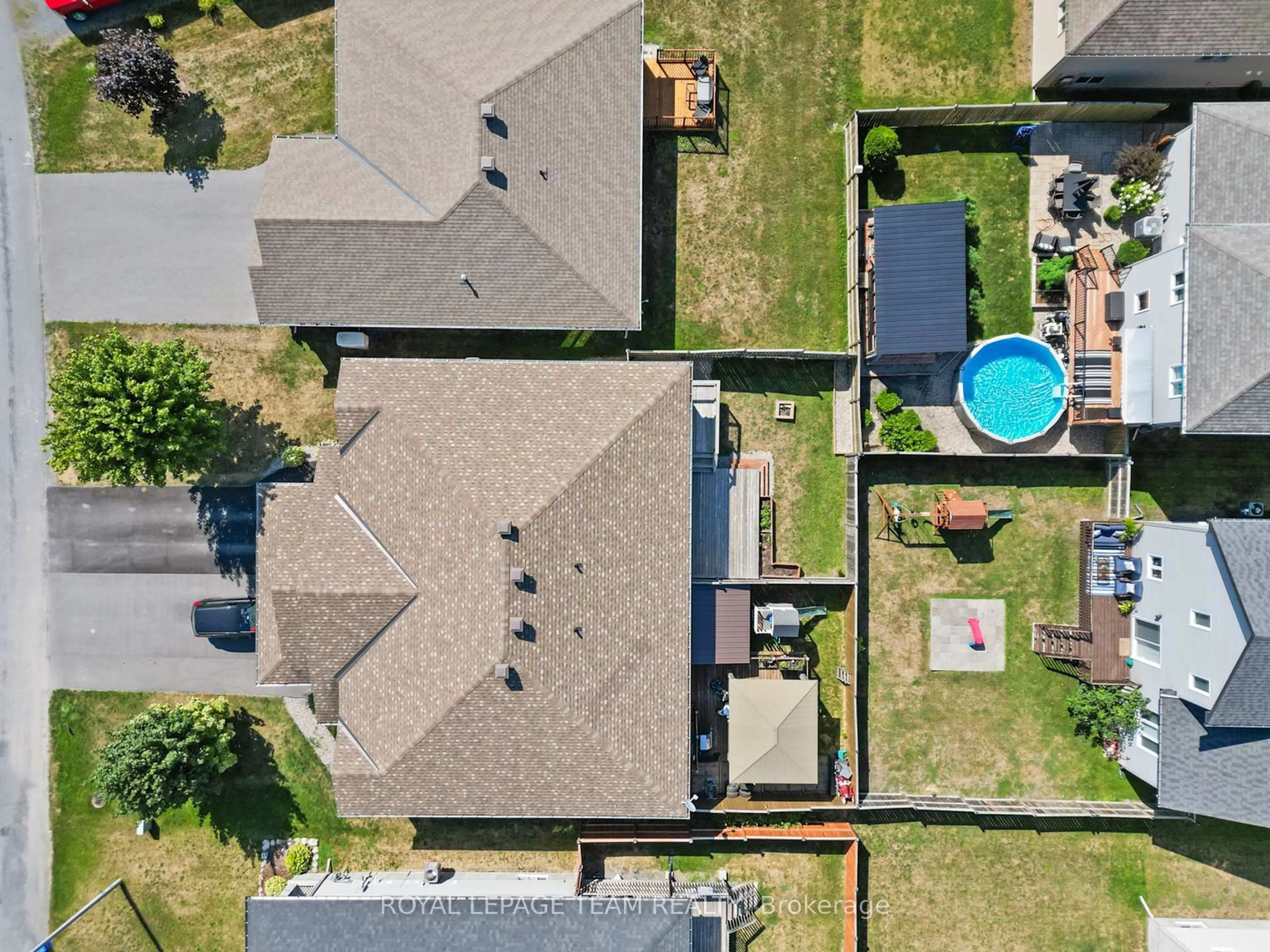 A pic from outside/outdoor area/front of a property/back of a property/a pic from drone, street for 4 Brittany St, North Stormont Ontario K0A 1R0