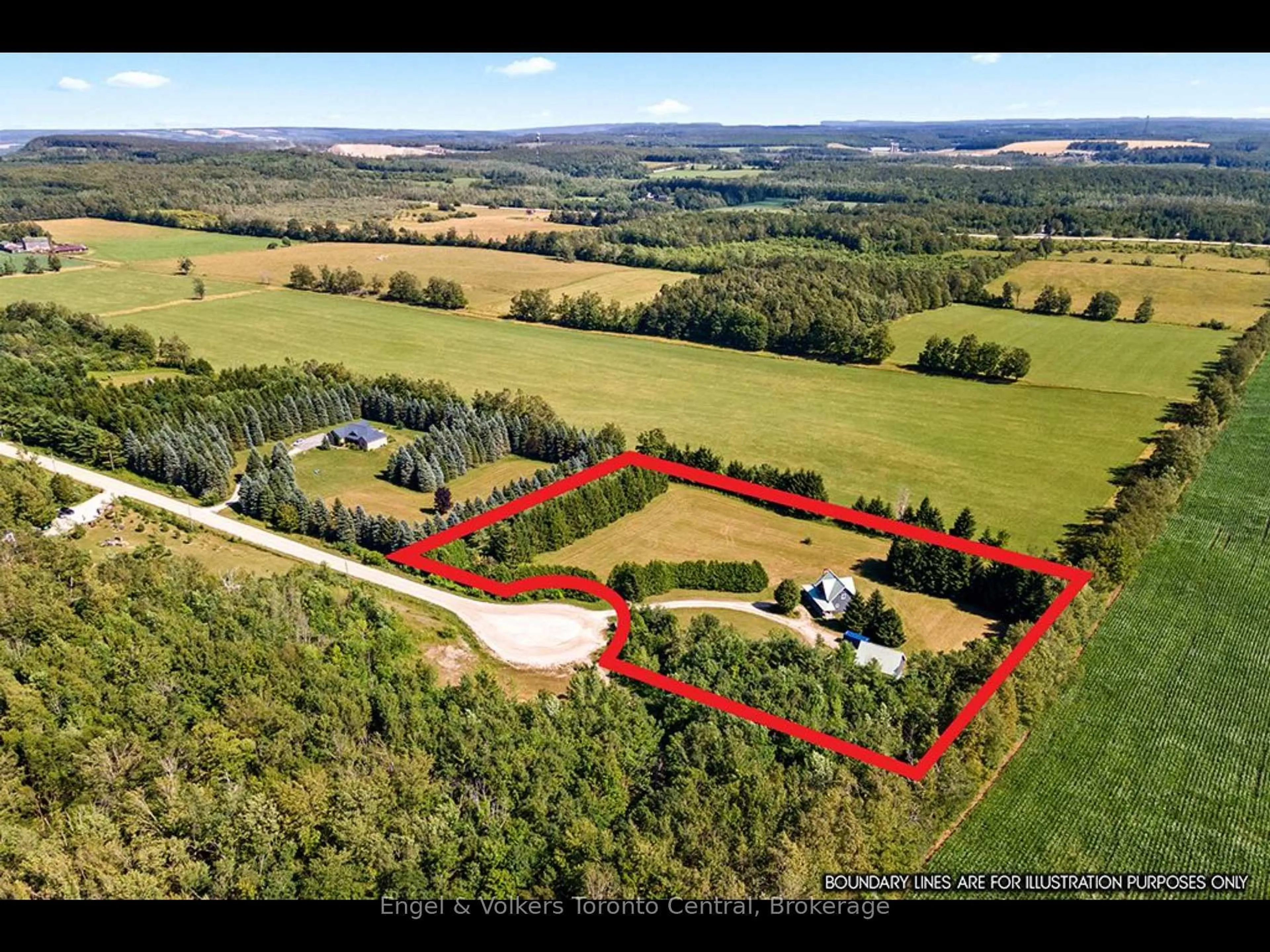 A pic from outside/outdoor area/front of a property/back of a property/a pic from drone, unknown for 210 EAGLE Cres, Grey Highlands Ontario N0C 1M0