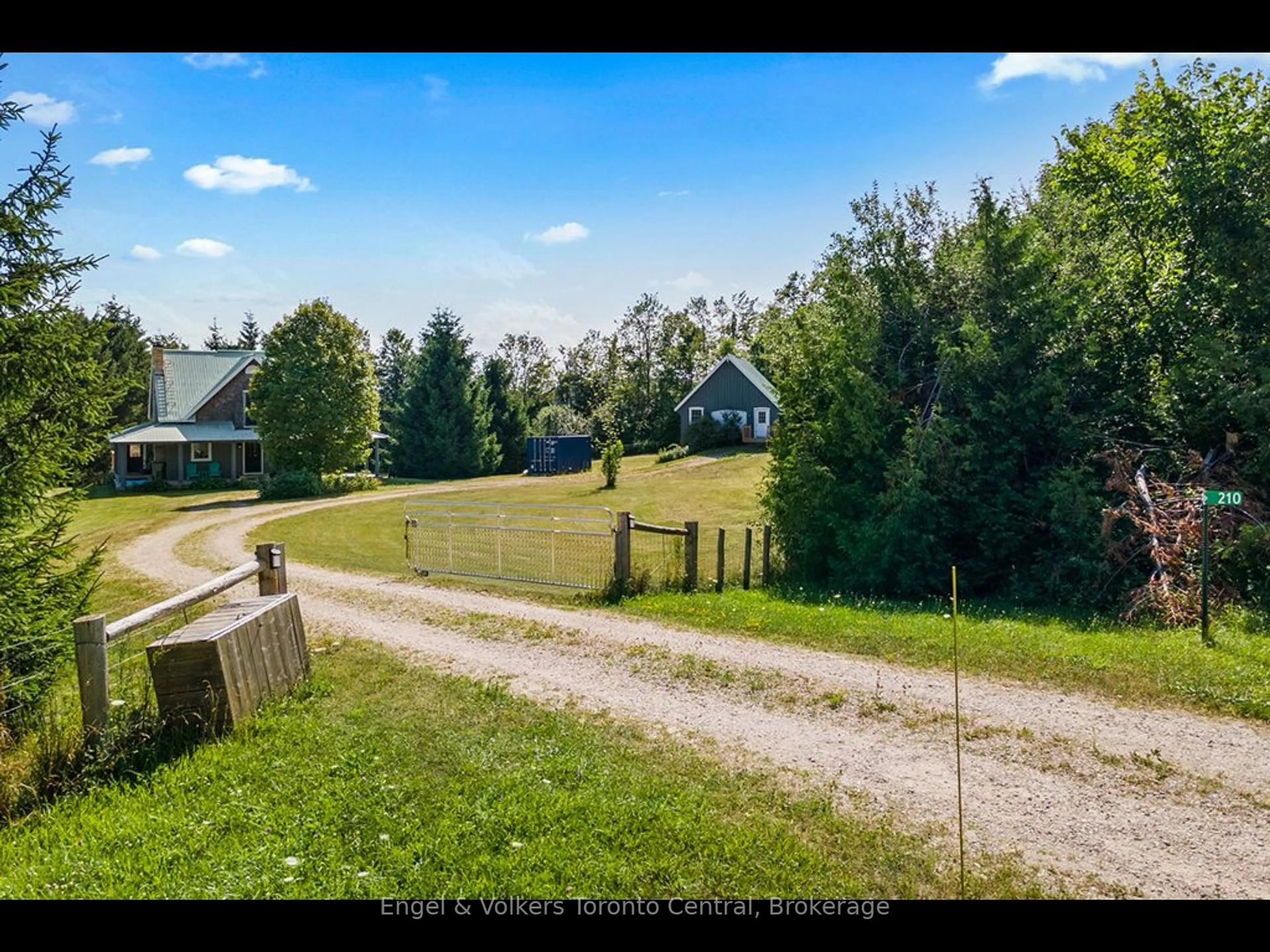 A pic from outside/outdoor area/front of a property/back of a property/a pic from drone, unknown for 210 EAGLE Cres, Grey Highlands Ontario N0C 1M0