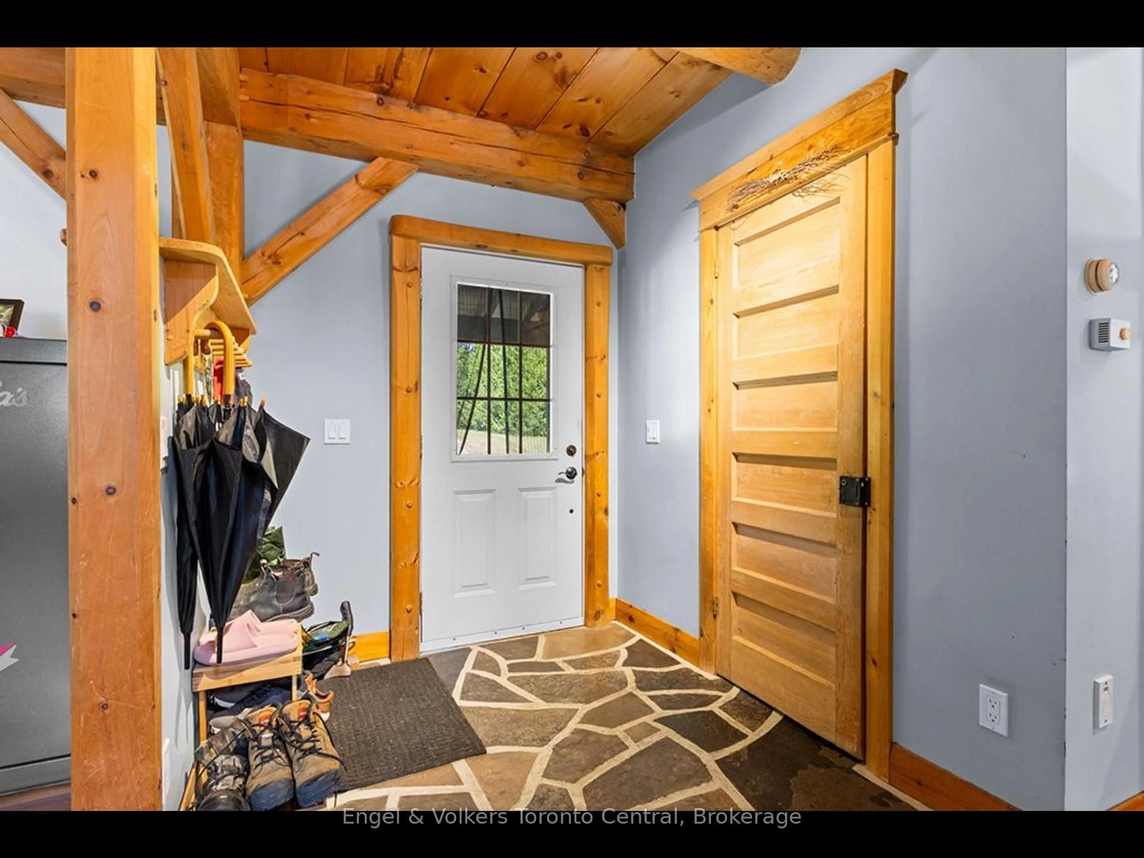 Indoor entryway for 210 EAGLE Cres, Grey Highlands Ontario N0C 1M0