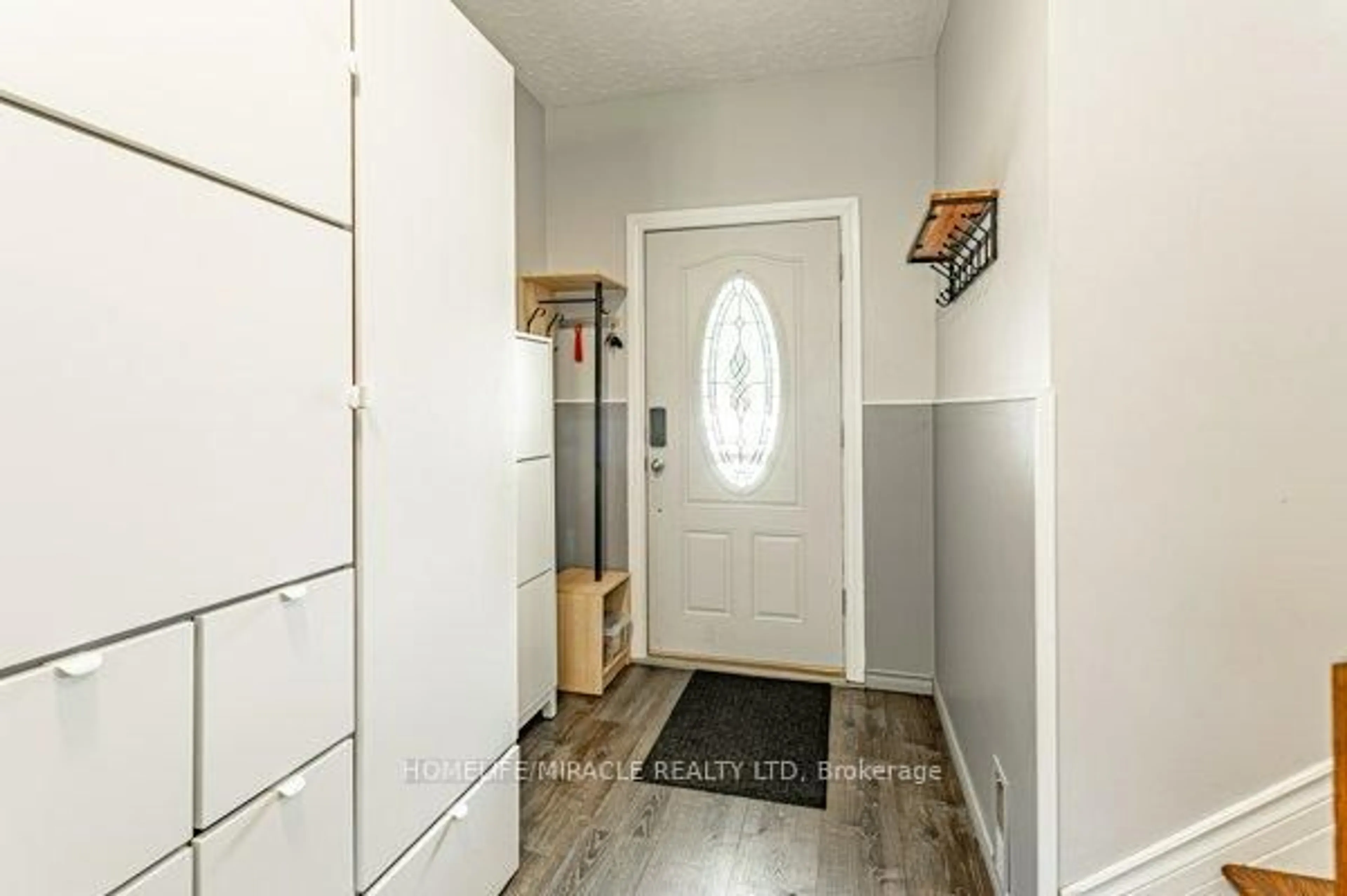 Indoor entryway for 297 RIDOUT St, West Elgin Ontario N0L 2C0