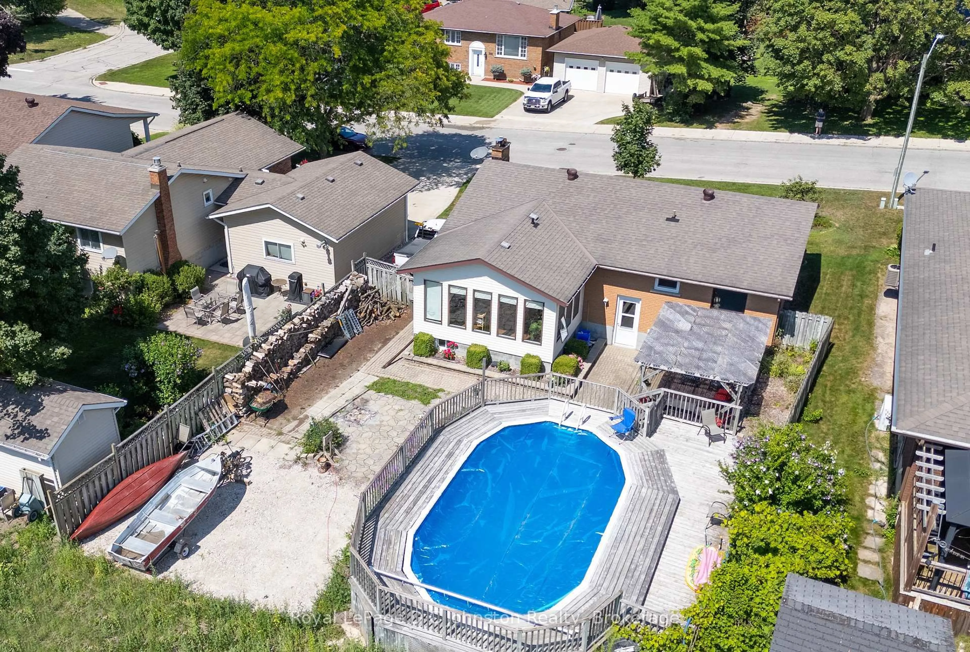 A pic from outside/outdoor area/front of a property/back of a property/a pic from drone, street for 315 Maple Dr, Saugeen Shores Ontario N0H 2C4