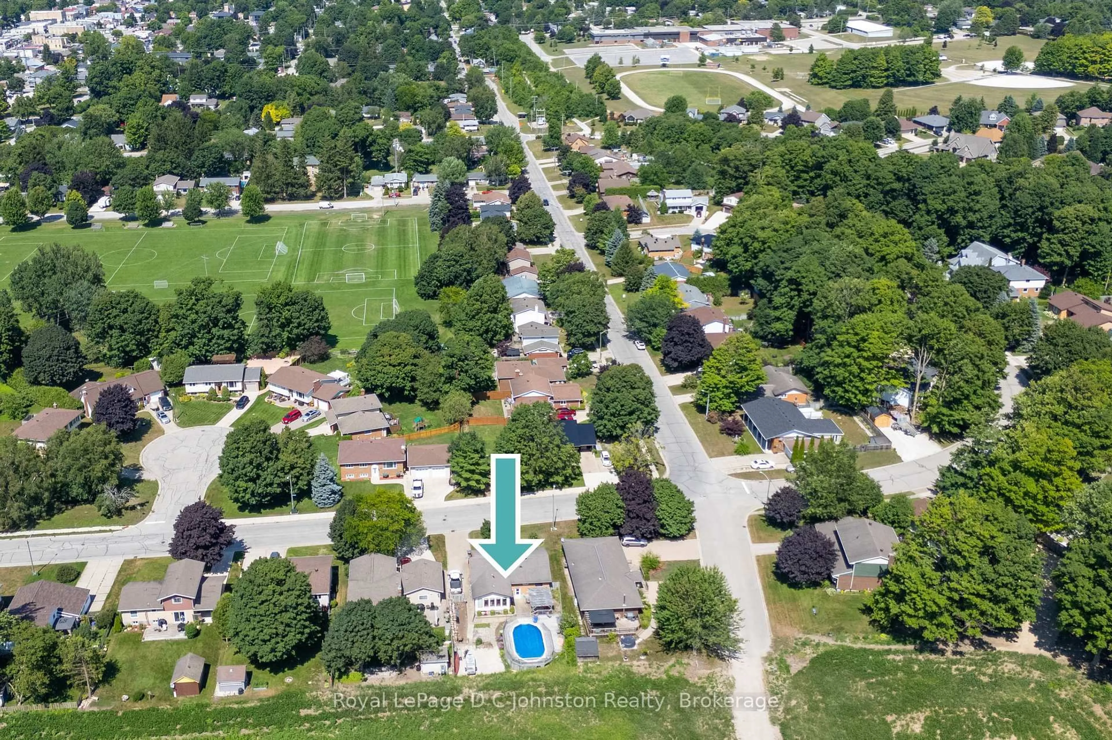 A pic from outside/outdoor area/front of a property/back of a property/a pic from drone, street for 315 Maple Dr, Saugeen Shores Ontario N0H 2C4