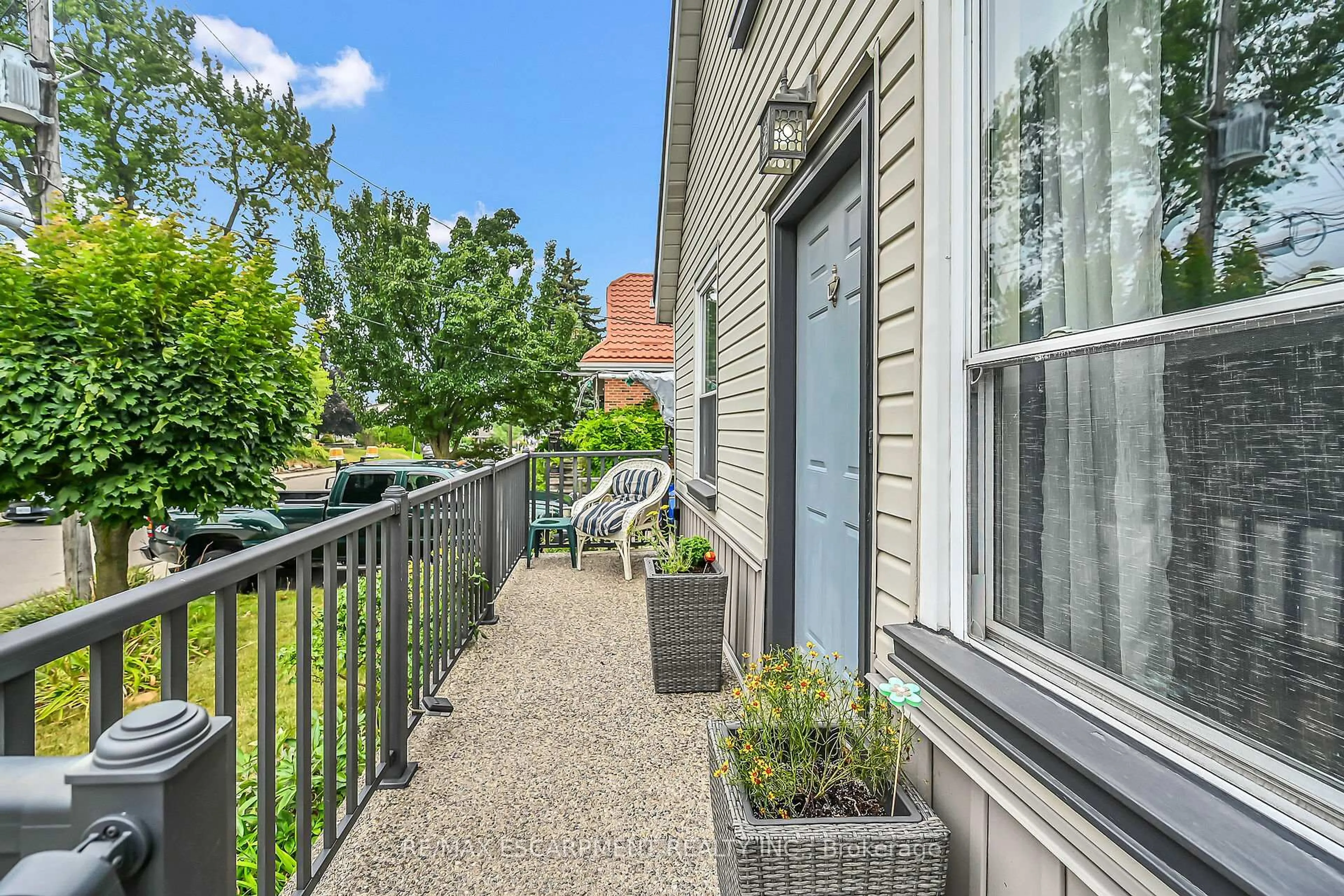 Patio, street for 321 East 12th St, Hamilton Ontario L9A 3X9