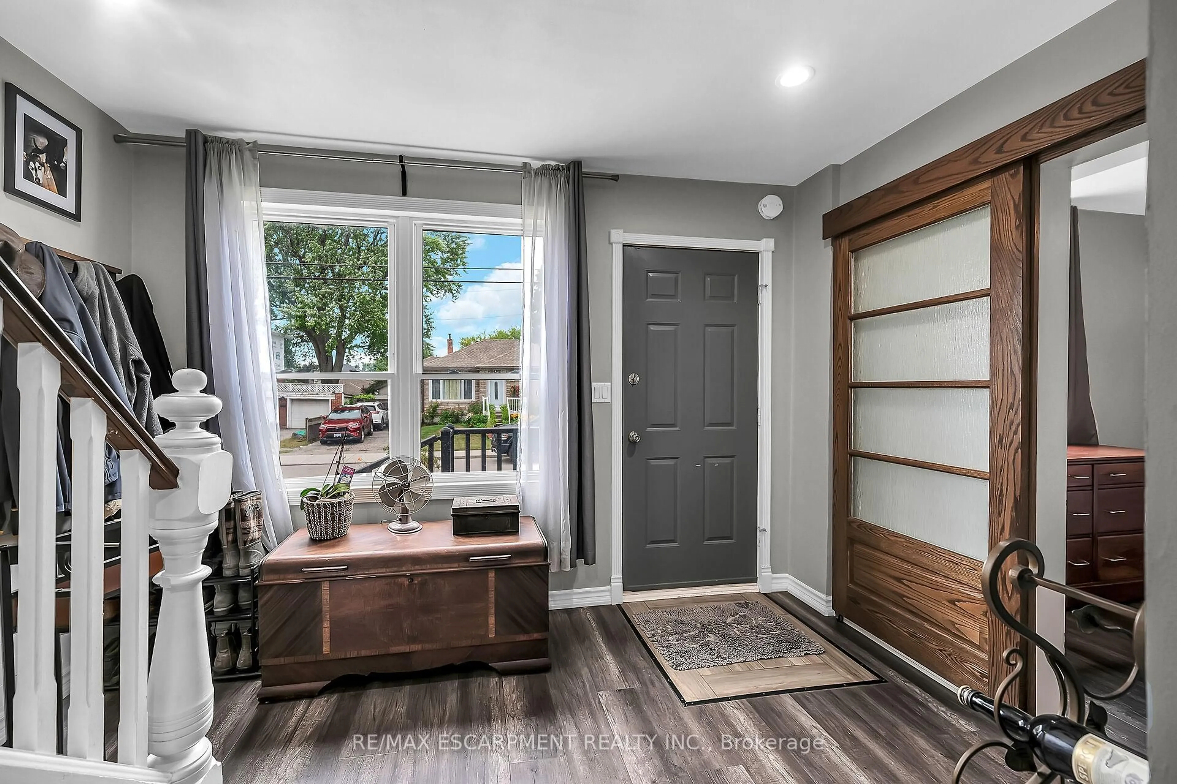 Indoor entryway for 321 East 12th St, Hamilton Ontario L9A 3X9