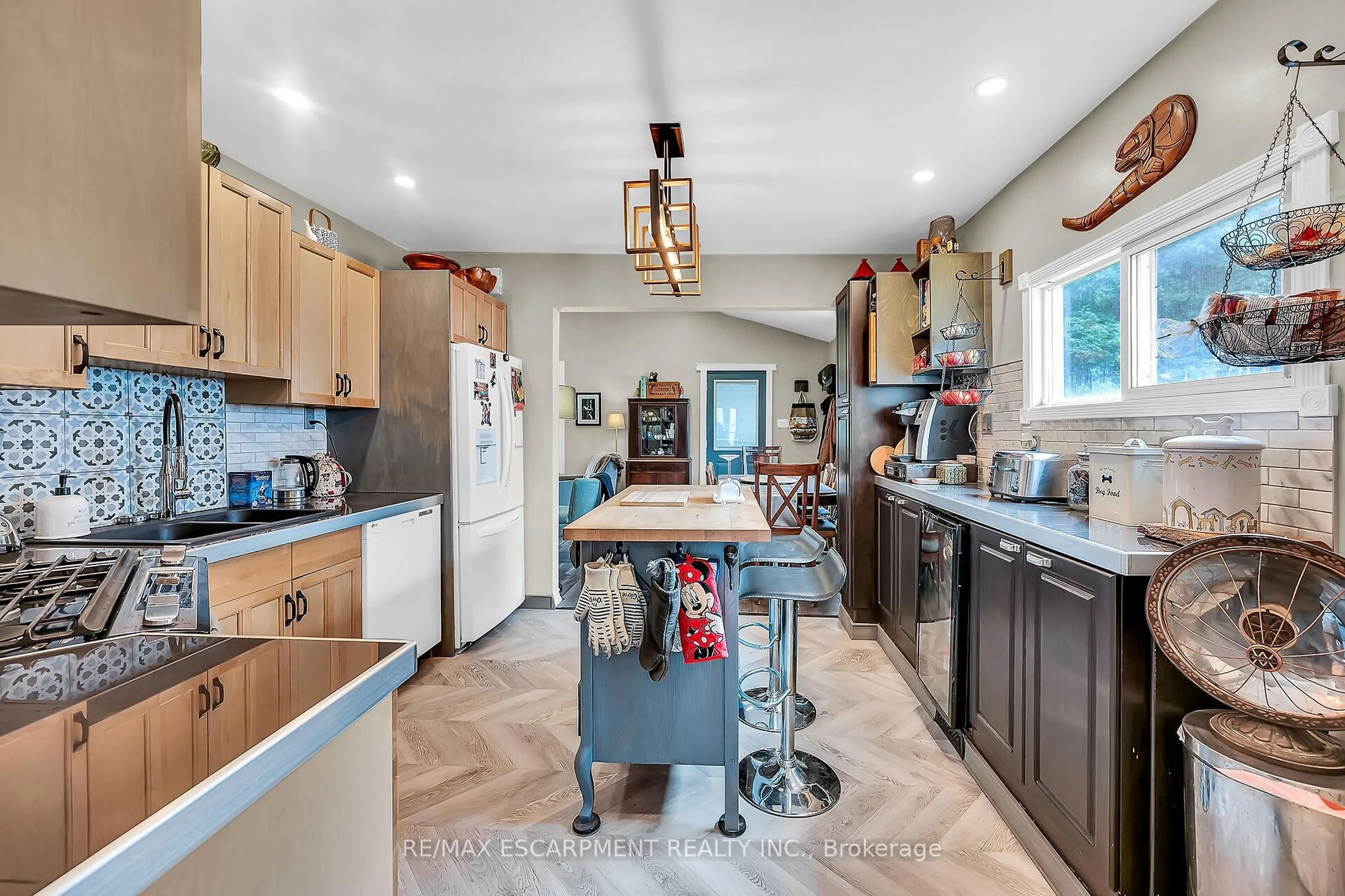 Open concept kitchen, ceramic/tile floor for 321 East 12th St, Hamilton Ontario L9A 3X9