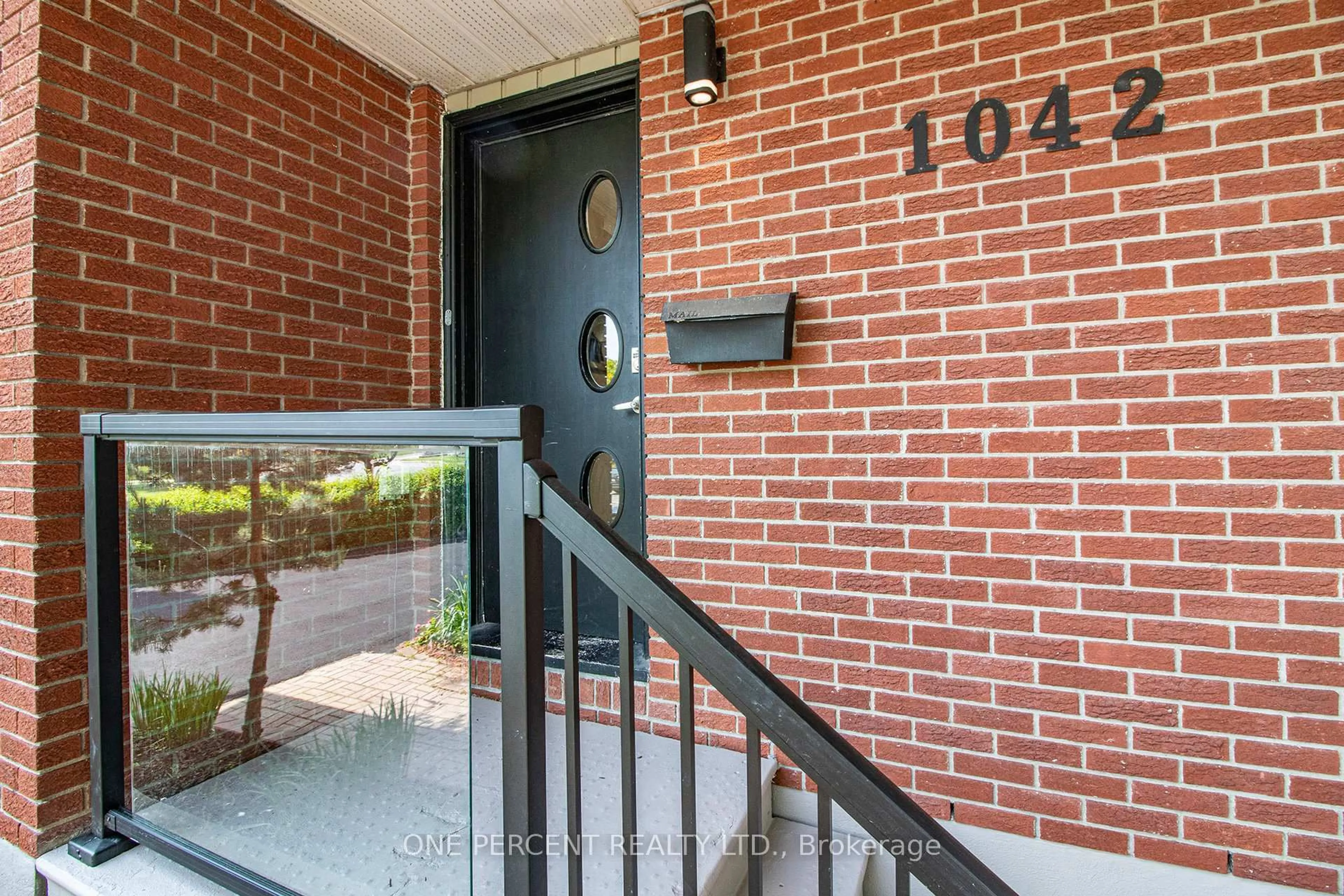 Indoor entryway for 1042 Harkness Ave, Ottawa Ontario K1V 6P2