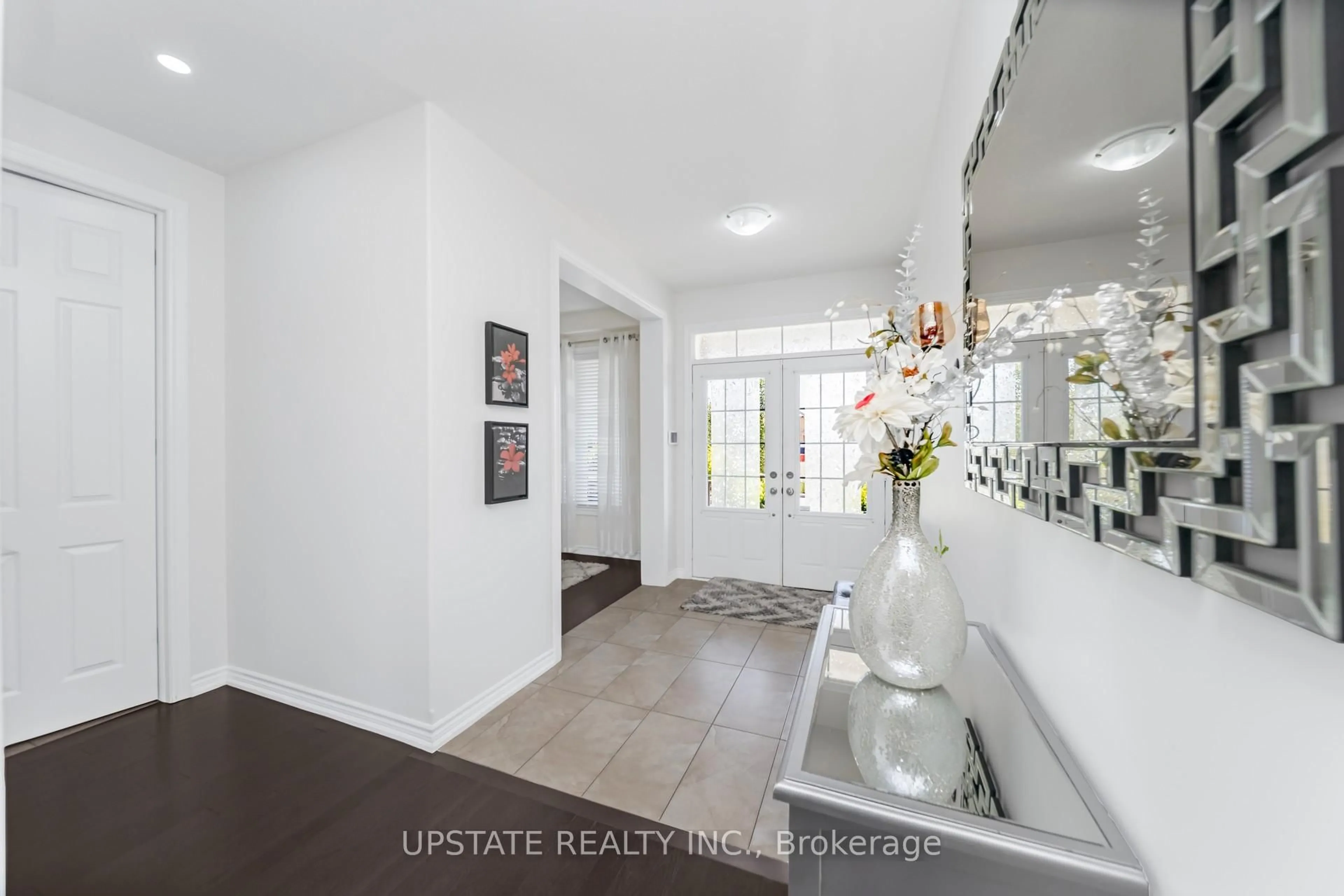 Indoor entryway for 331 Powell Rd, Brantford Ontario N3T 0J8
