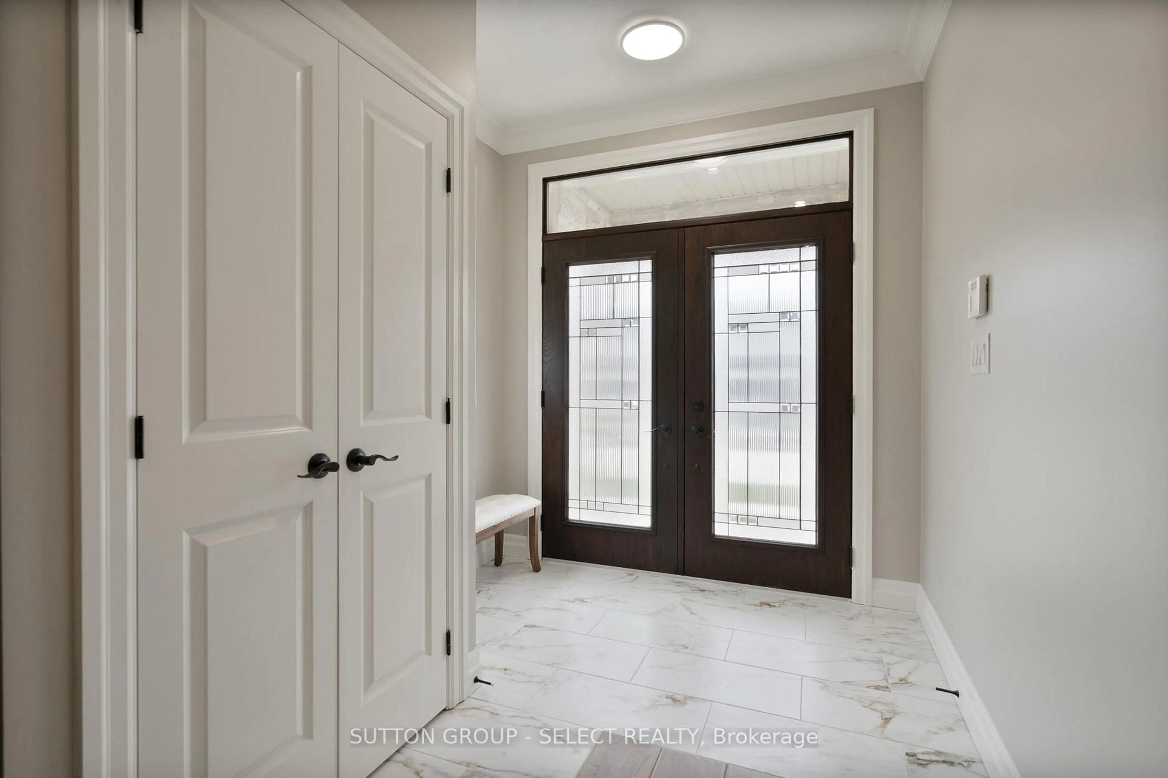 Indoor entryway for 3833 Campbell St, London South Ontario N6P 0J7