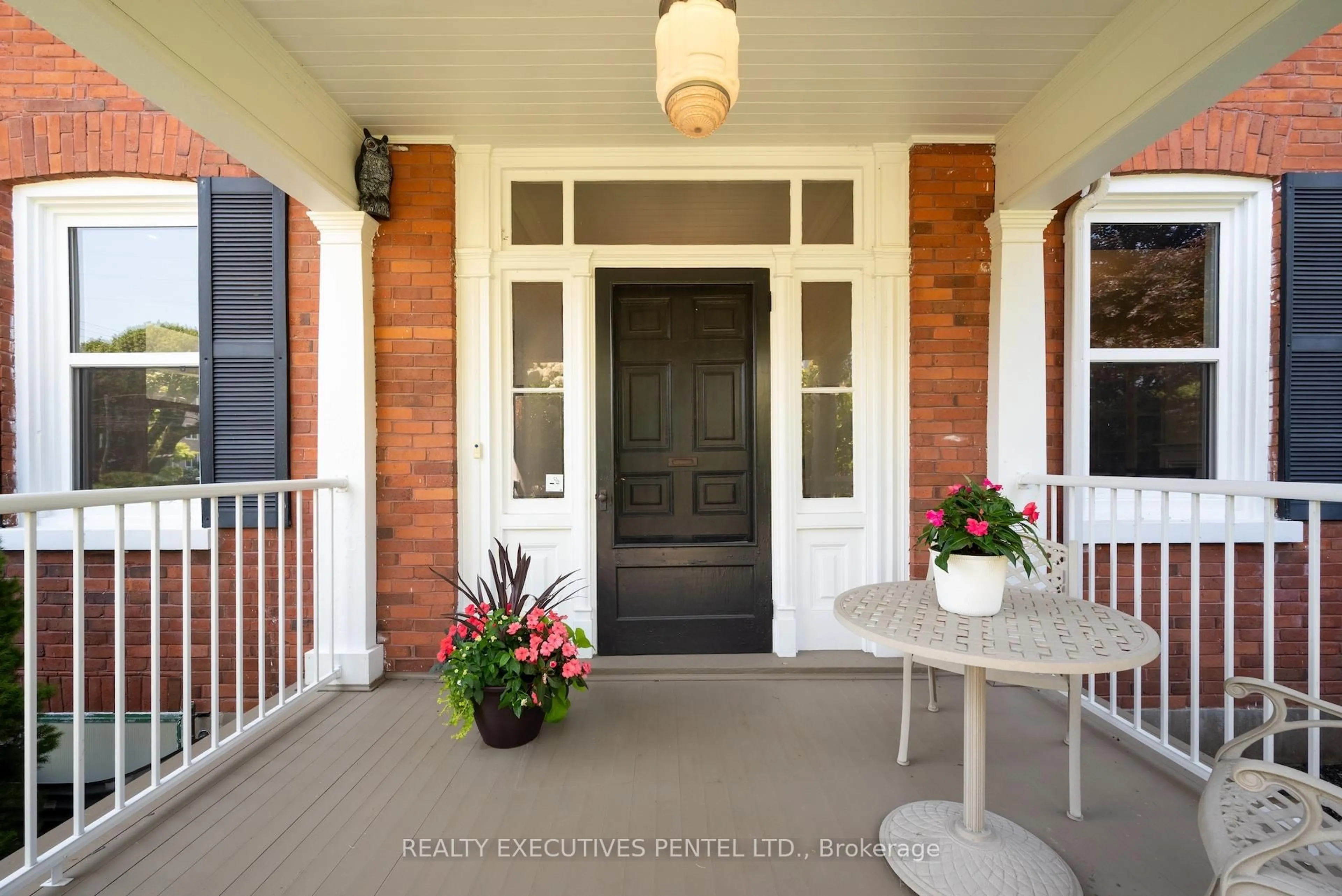 Indoor entryway for 351 George St. St, Cobourg Ontario K9A 3M2