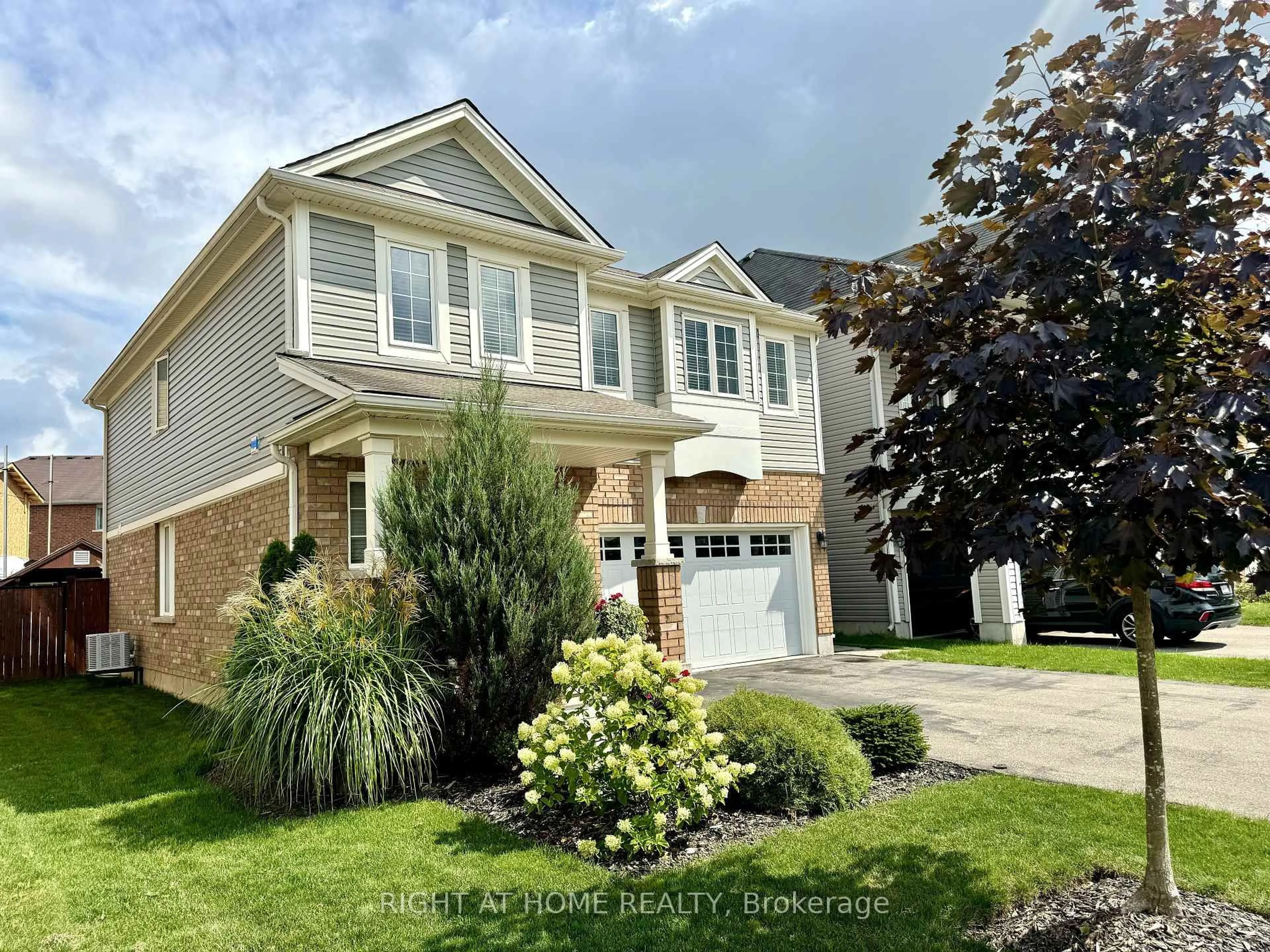 Home with vinyl exterior material, street for 7650 Butternut Blvd, Niagara Falls Ontario L2H 0K8