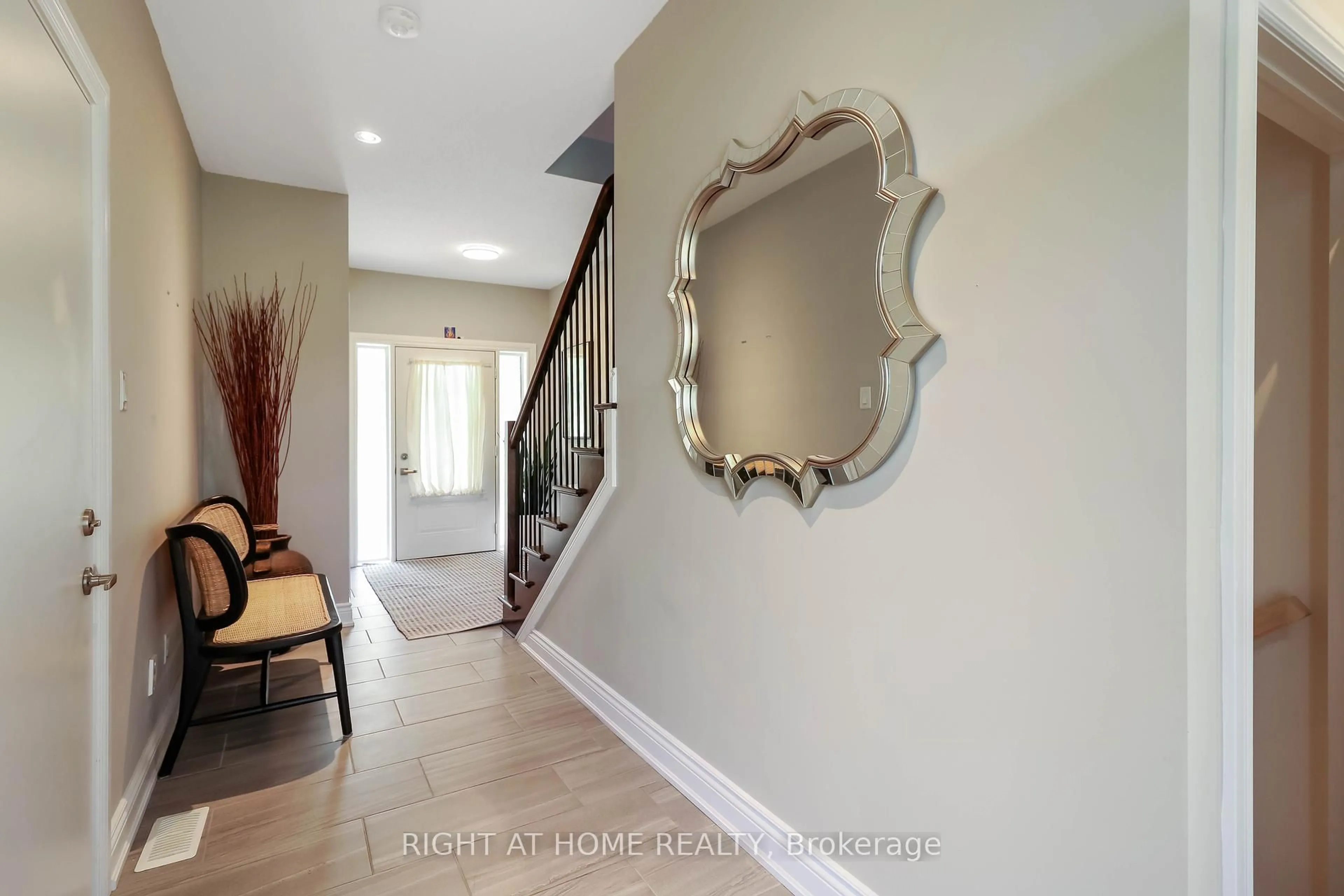 Indoor entryway for 709 Reverie Private, Ottawa Ontario K2S 0T9