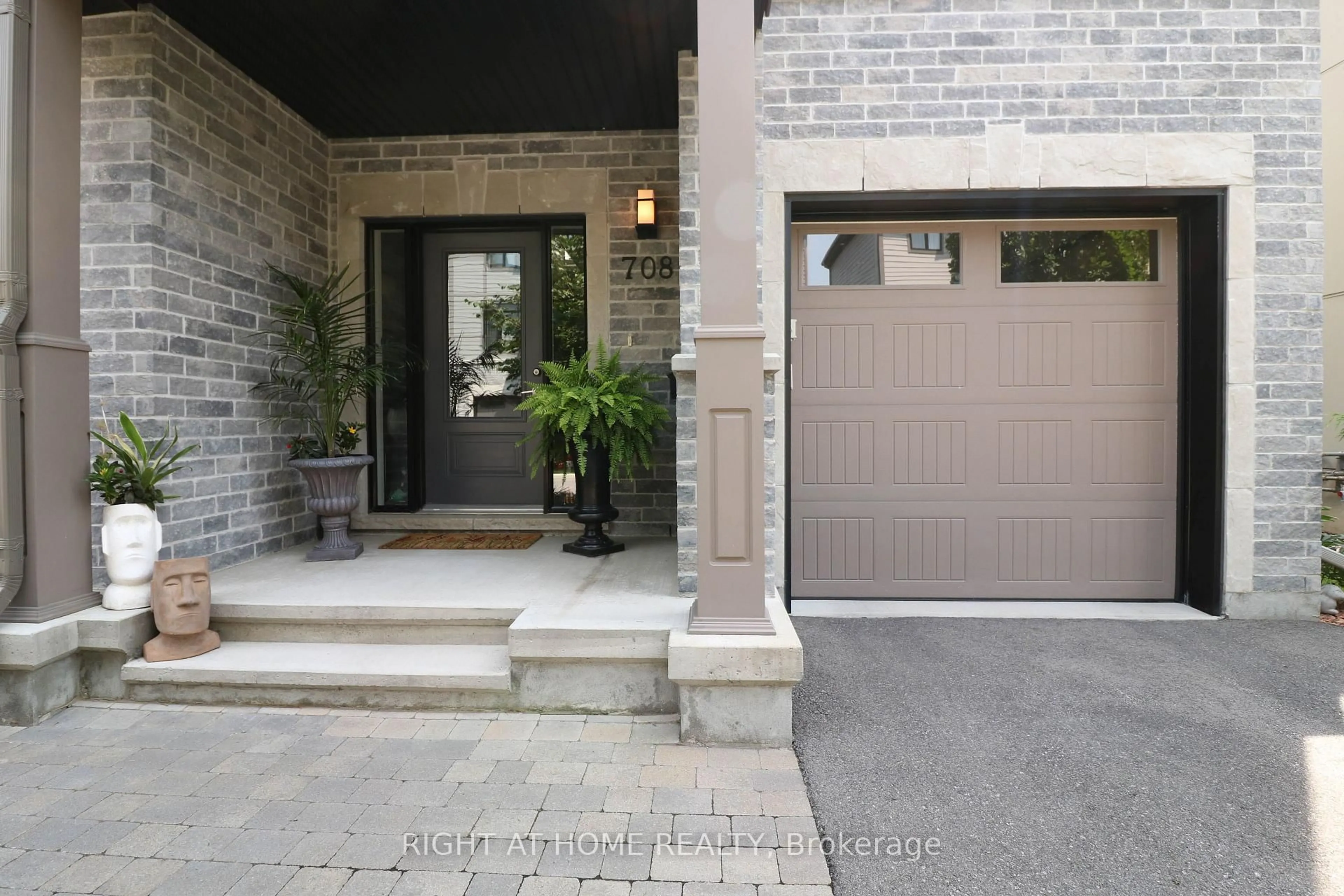 Indoor entryway for 708 Reverie Private, Ottawa Ontario K2S 0T9
