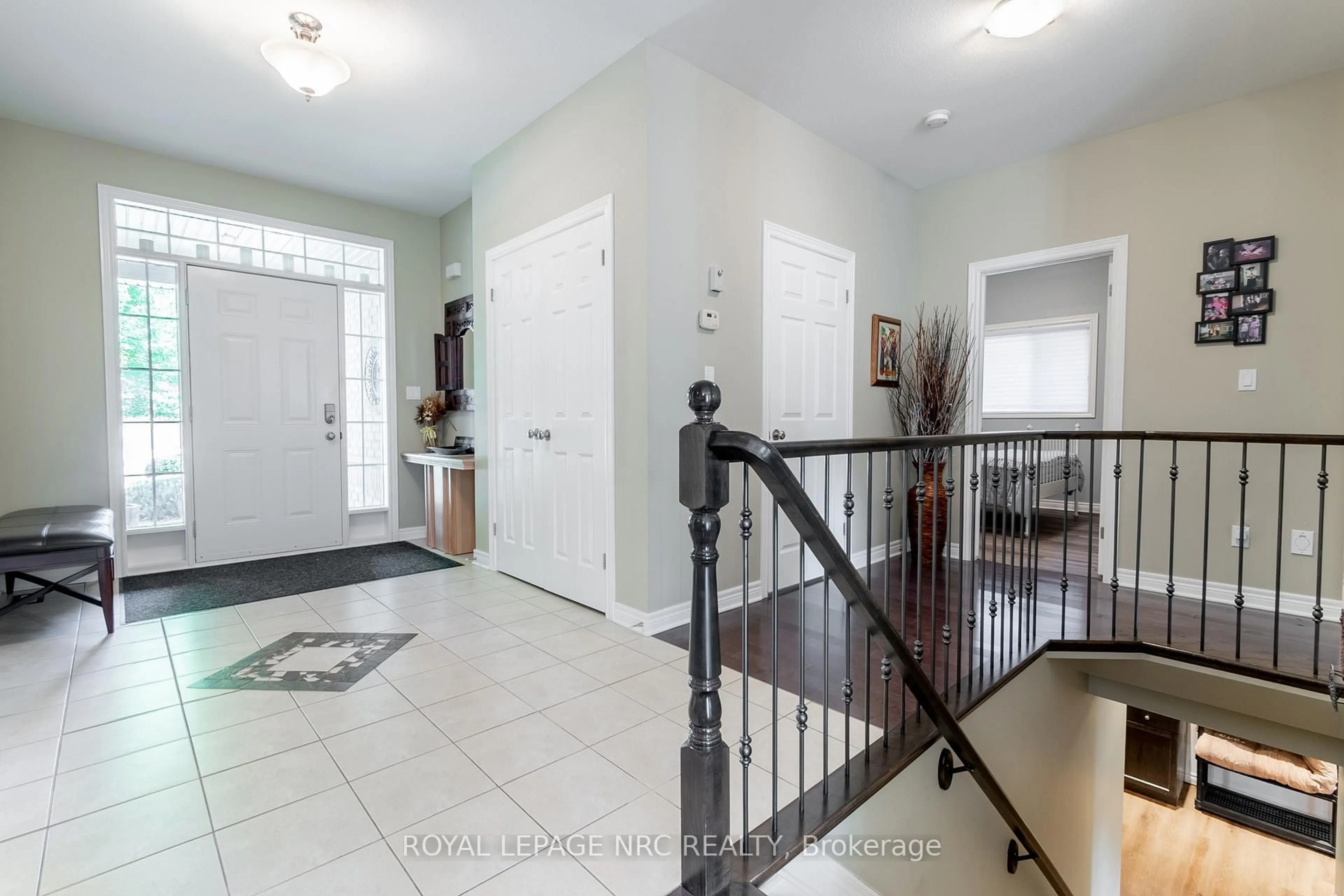 Indoor entryway for 39 Loretta Dr, Niagara-on-the-Lake Ontario L0S 1T0