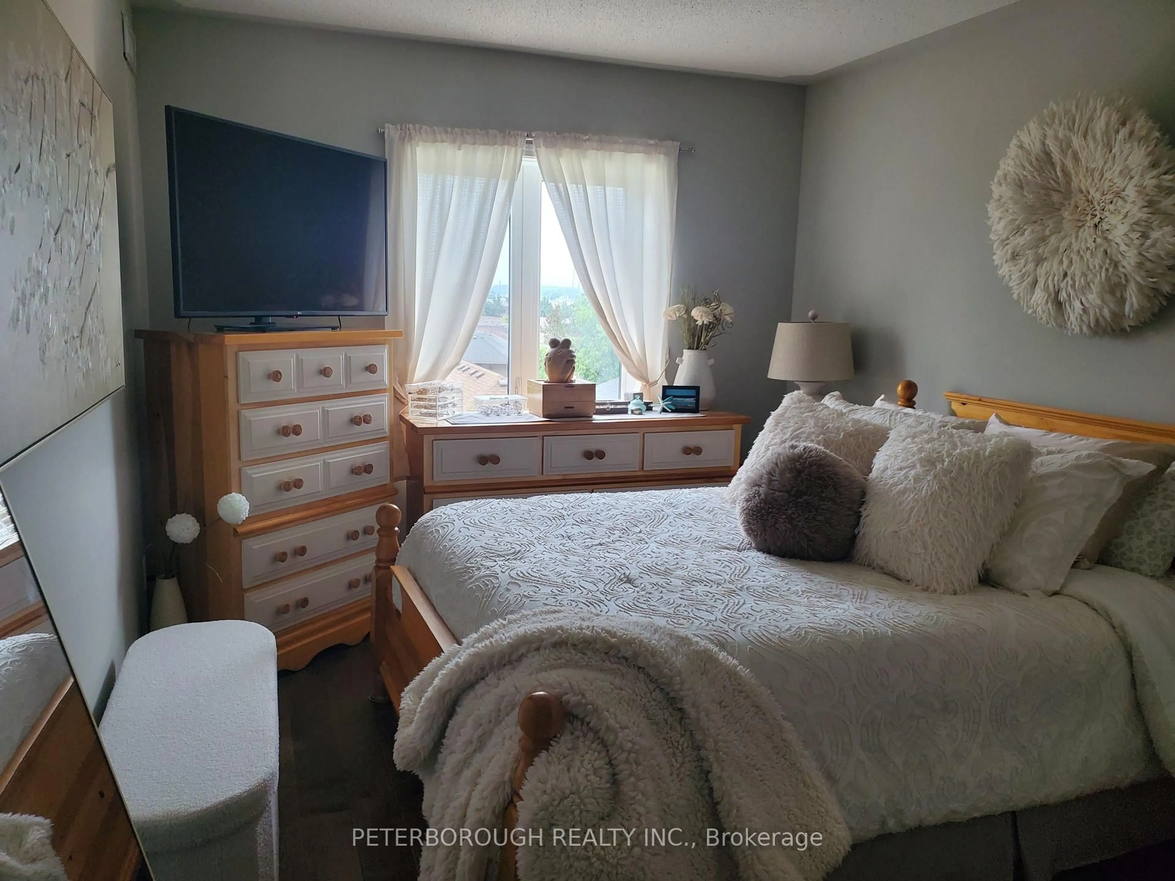 A pic of a room for 910 Wentworth St #301, Peterborough West Ontario K9J 8R8