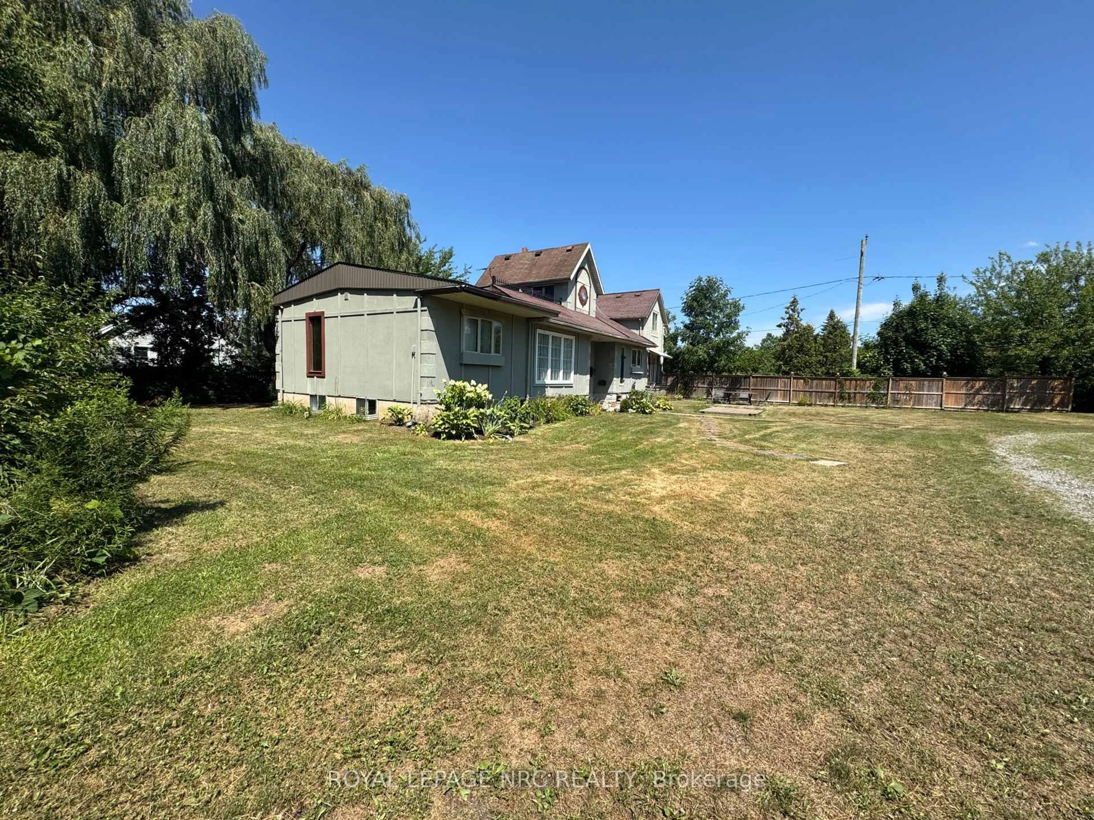 A pic from outside/outdoor area/front of a property/back of a property/a pic from drone, unknown for 1233 Merrittville Highway, Thorold Ontario L3B 5N5