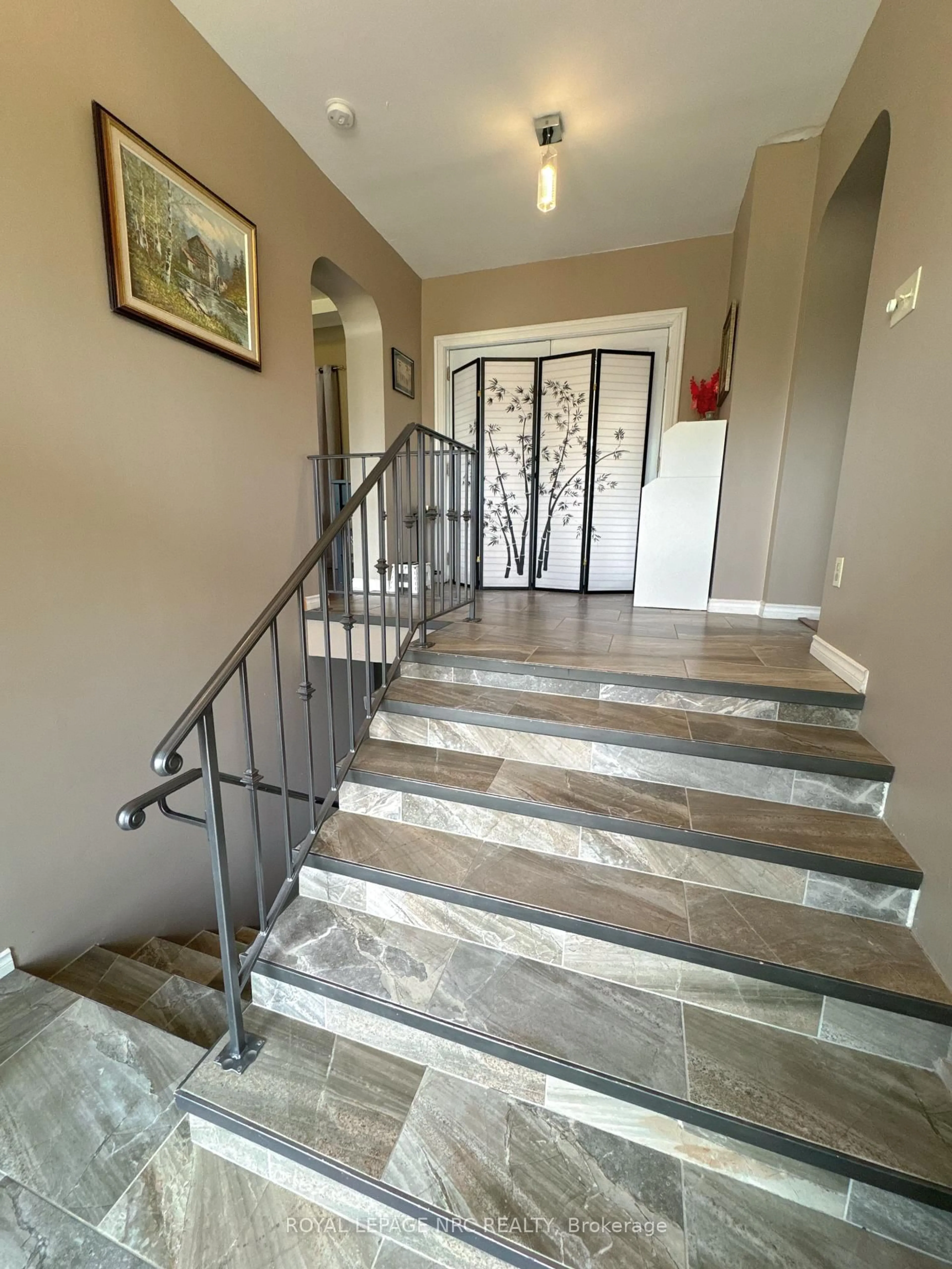 Indoor foyer for 1233 Merrittville Highway, Thorold Ontario L3B 5N5