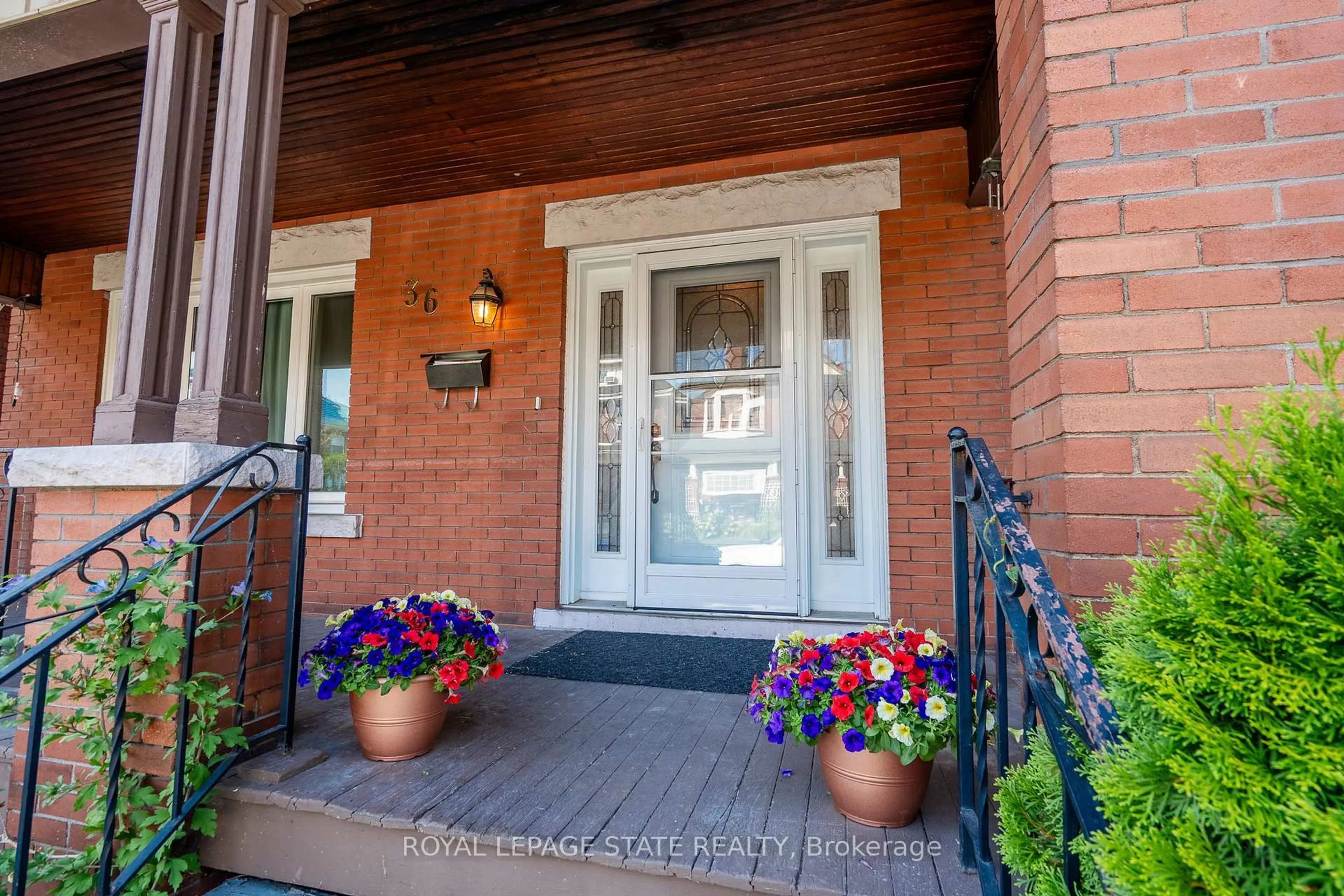 Indoor entryway for 36 Spadina Ave, Hamilton Ontario L8M 2W9