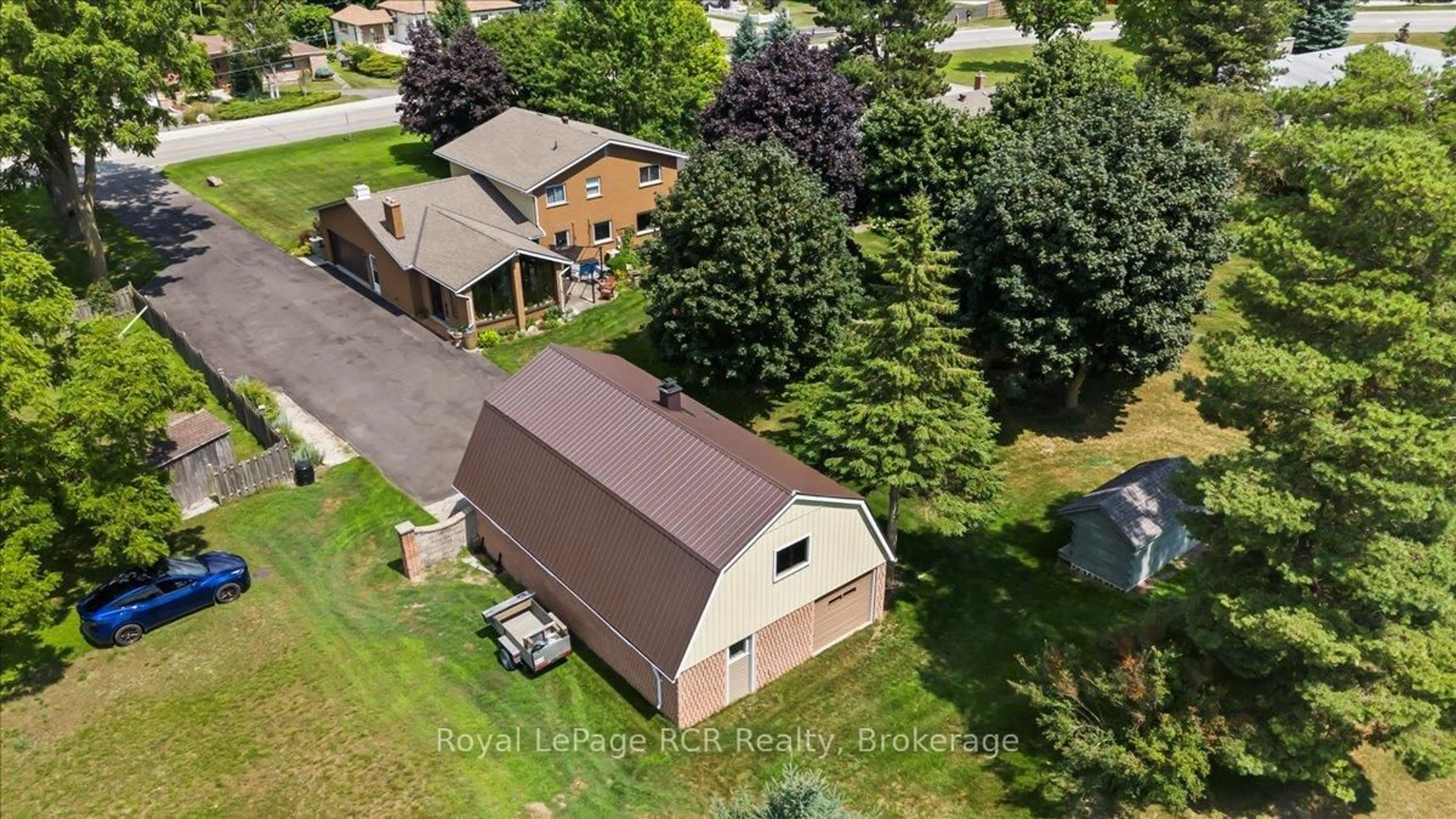 A pic from outside/outdoor area/front of a property/back of a property/a pic from drone, street for 295 2nd St, Hanover Ontario N4N 1A4