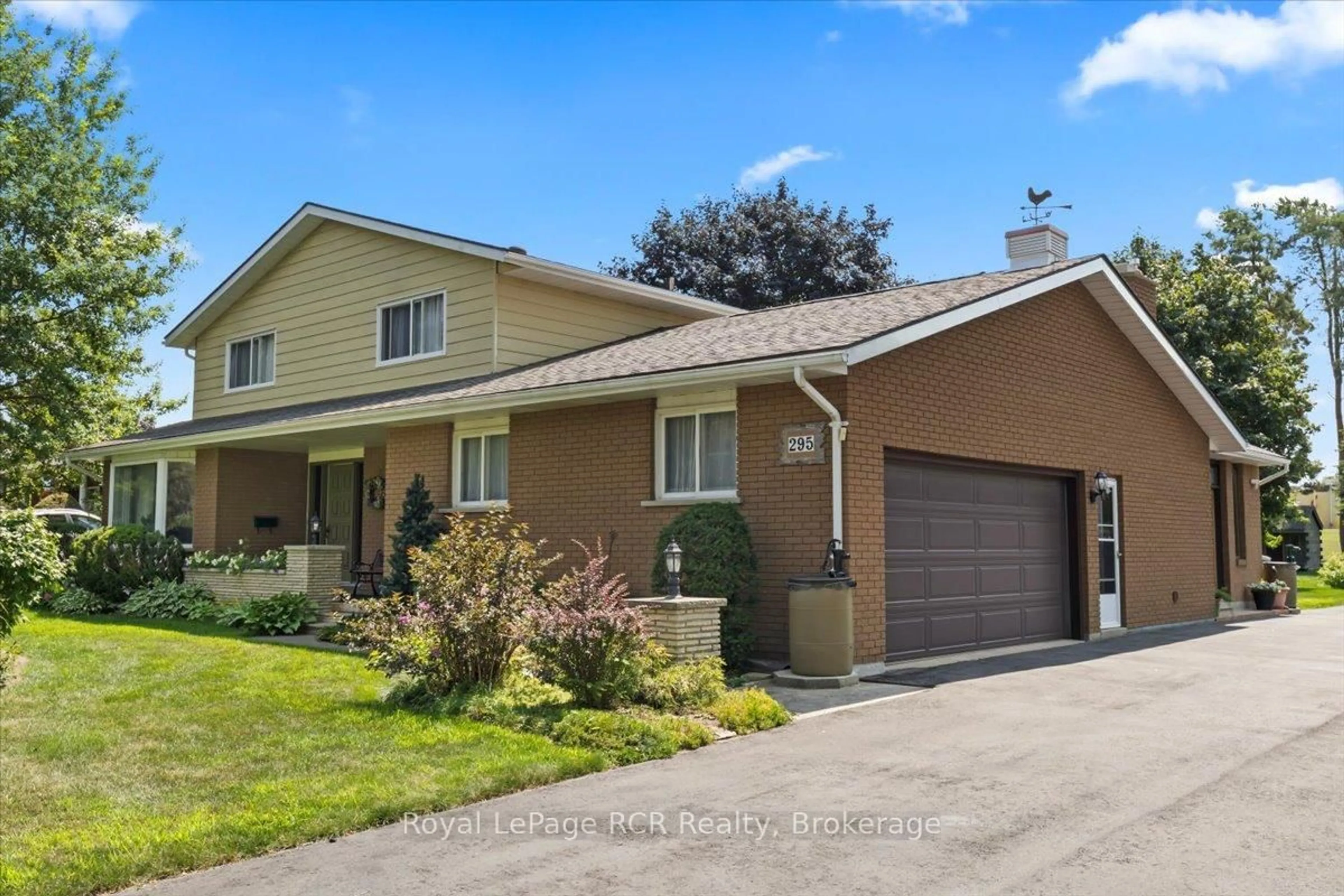 Home with vinyl exterior material, street for 295 2nd St, Hanover Ontario N4N 1A4