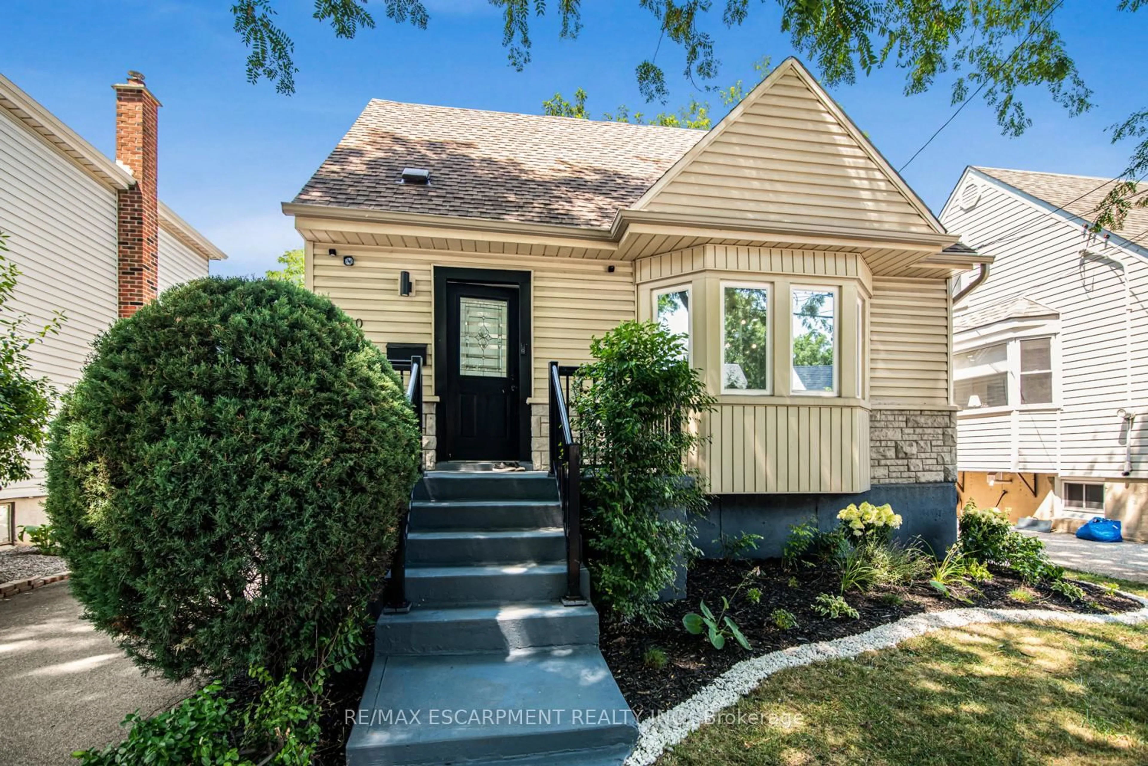 Home with brick exterior material, street for 140 East 35th St, Hamilton Ontario L8V 3Y2