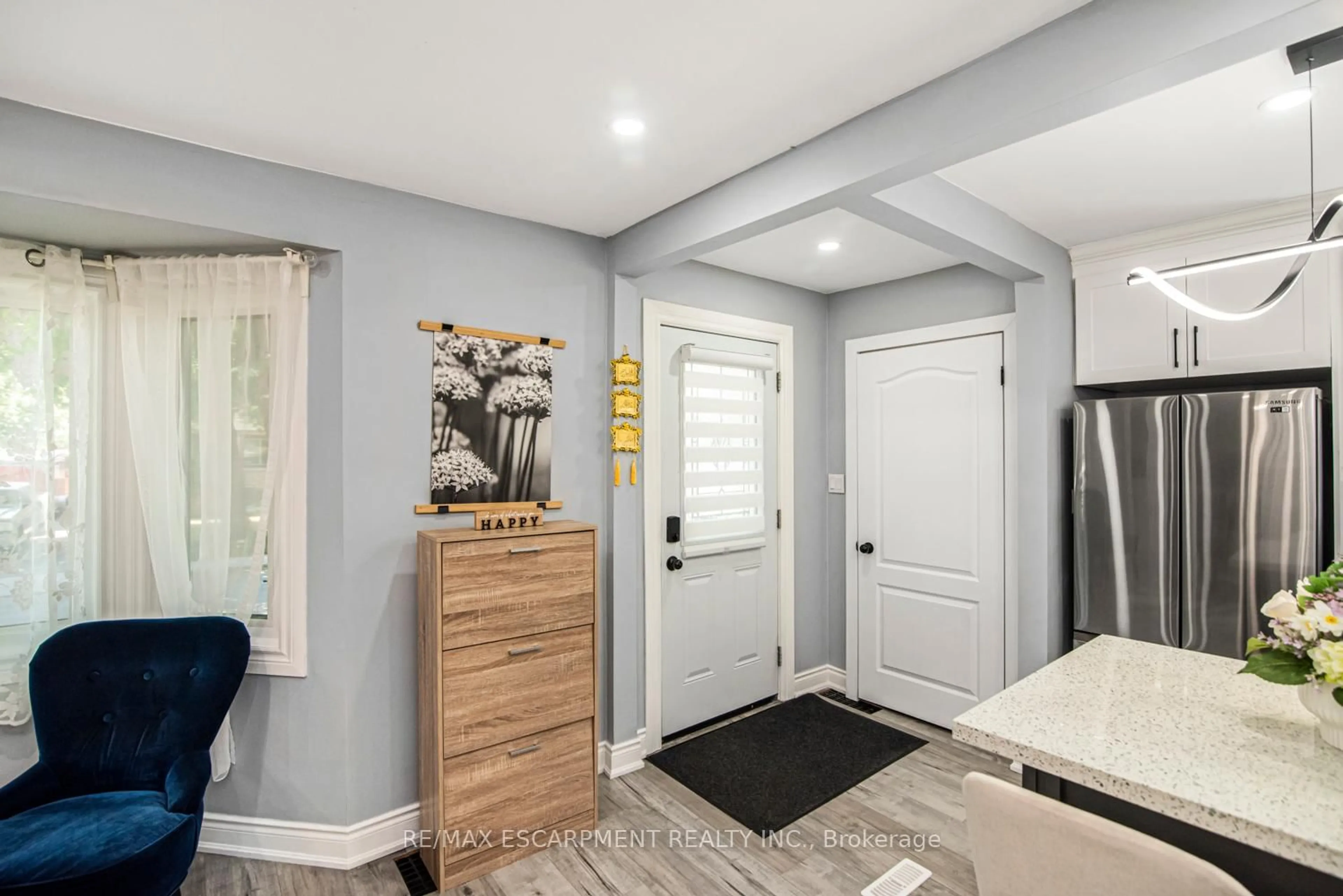 Indoor entryway for 140 East 35th St, Hamilton Ontario L8V 3Y2