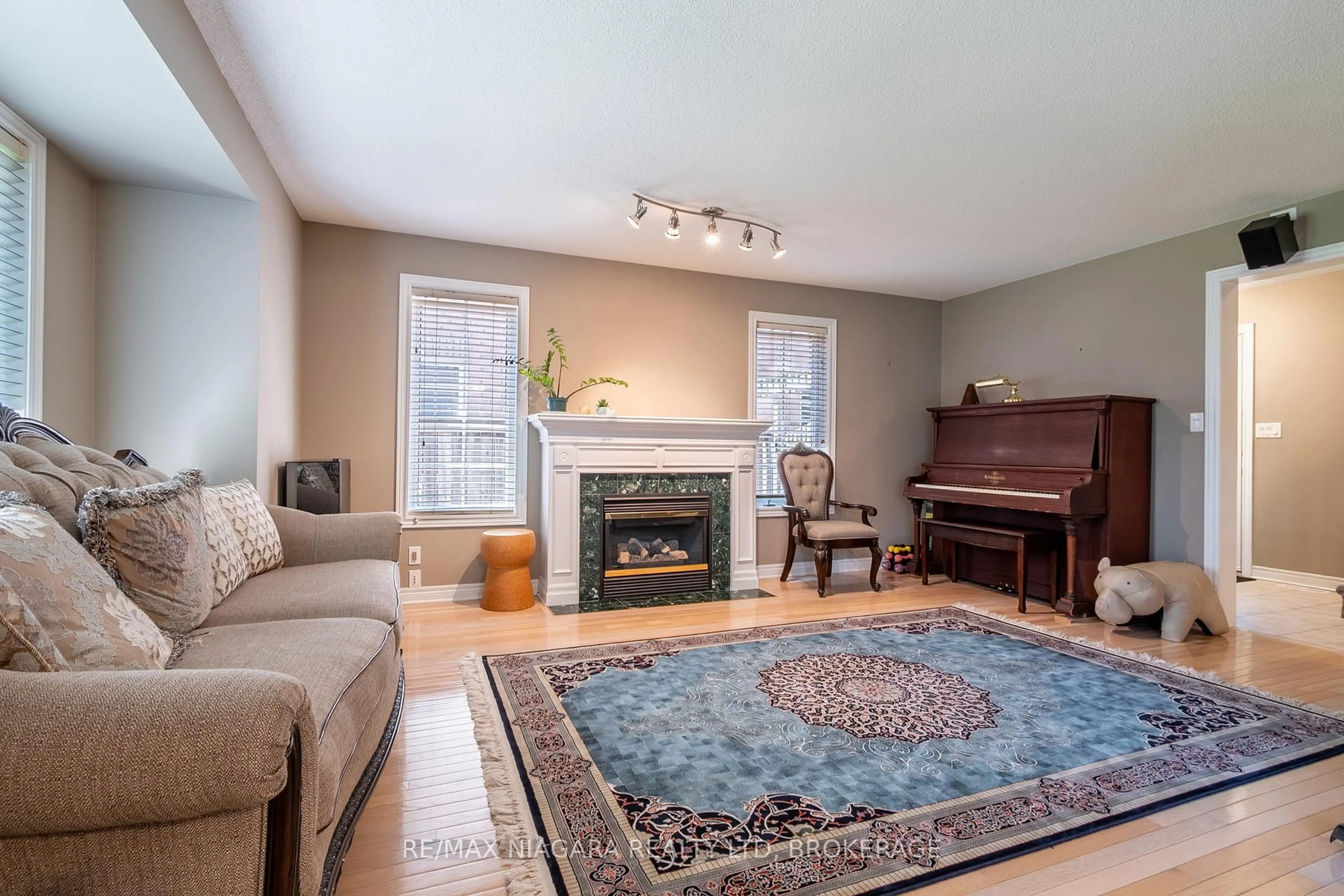 Living room with furniture, unknown for 20A Brown Dr, St. Catharines Ontario L2S 3Z4