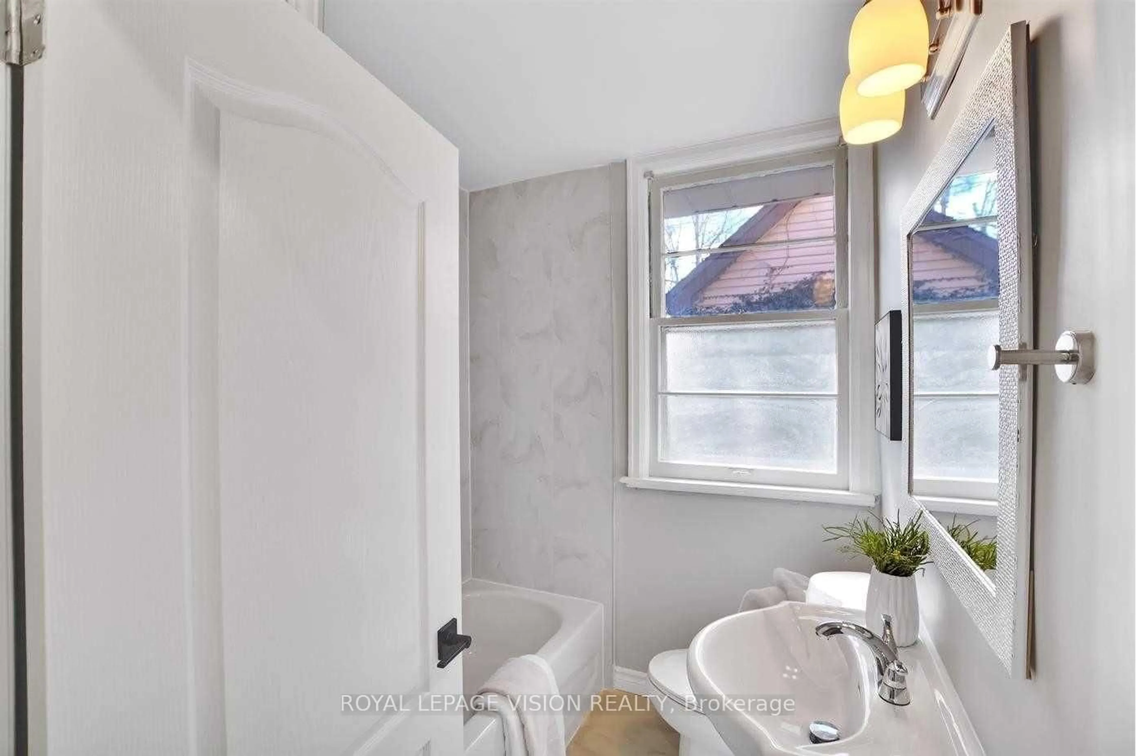 Standard bathroom, ceramic/tile floor for 57 Binkley Cres, Hamilton Ontario L8S 3K8