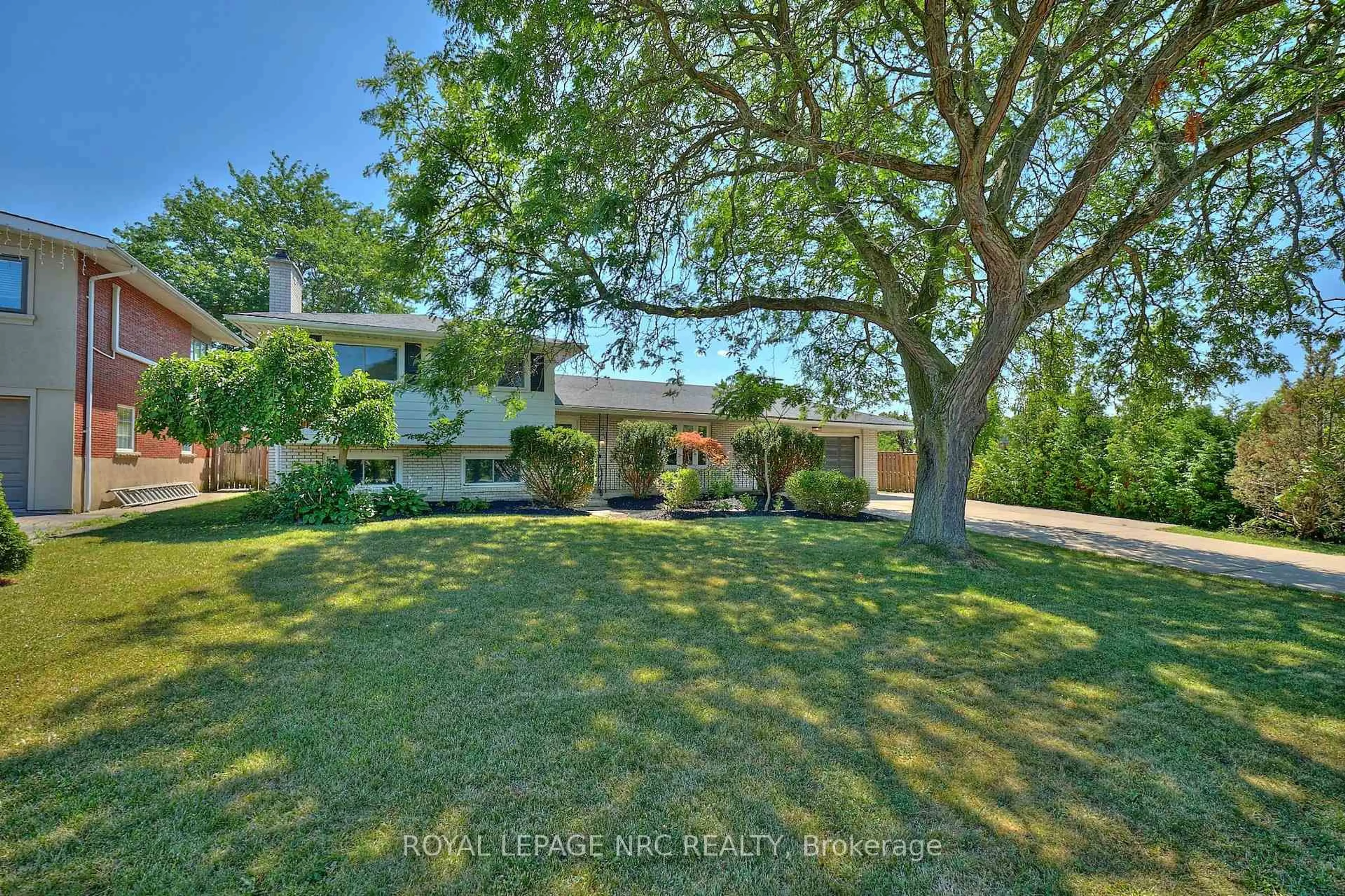 A pic from outside/outdoor area/front of a property/back of a property/a pic from drone, street for 22 Oakridge Ave, St. Catharines Ontario L2T 2M5