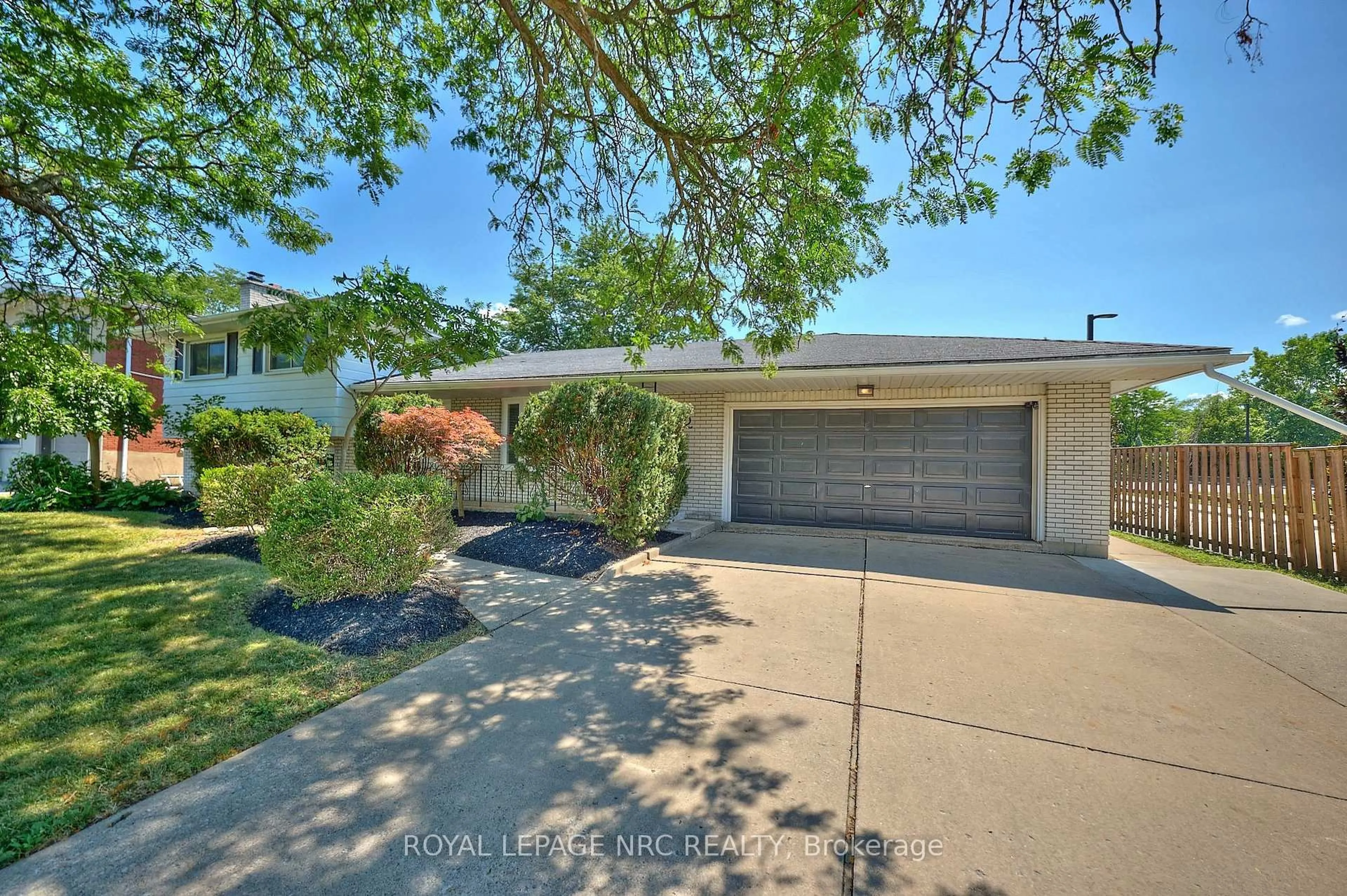 A pic from outside/outdoor area/front of a property/back of a property/a pic from drone, street for 22 Oakridge Ave, St. Catharines Ontario L2T 2M5