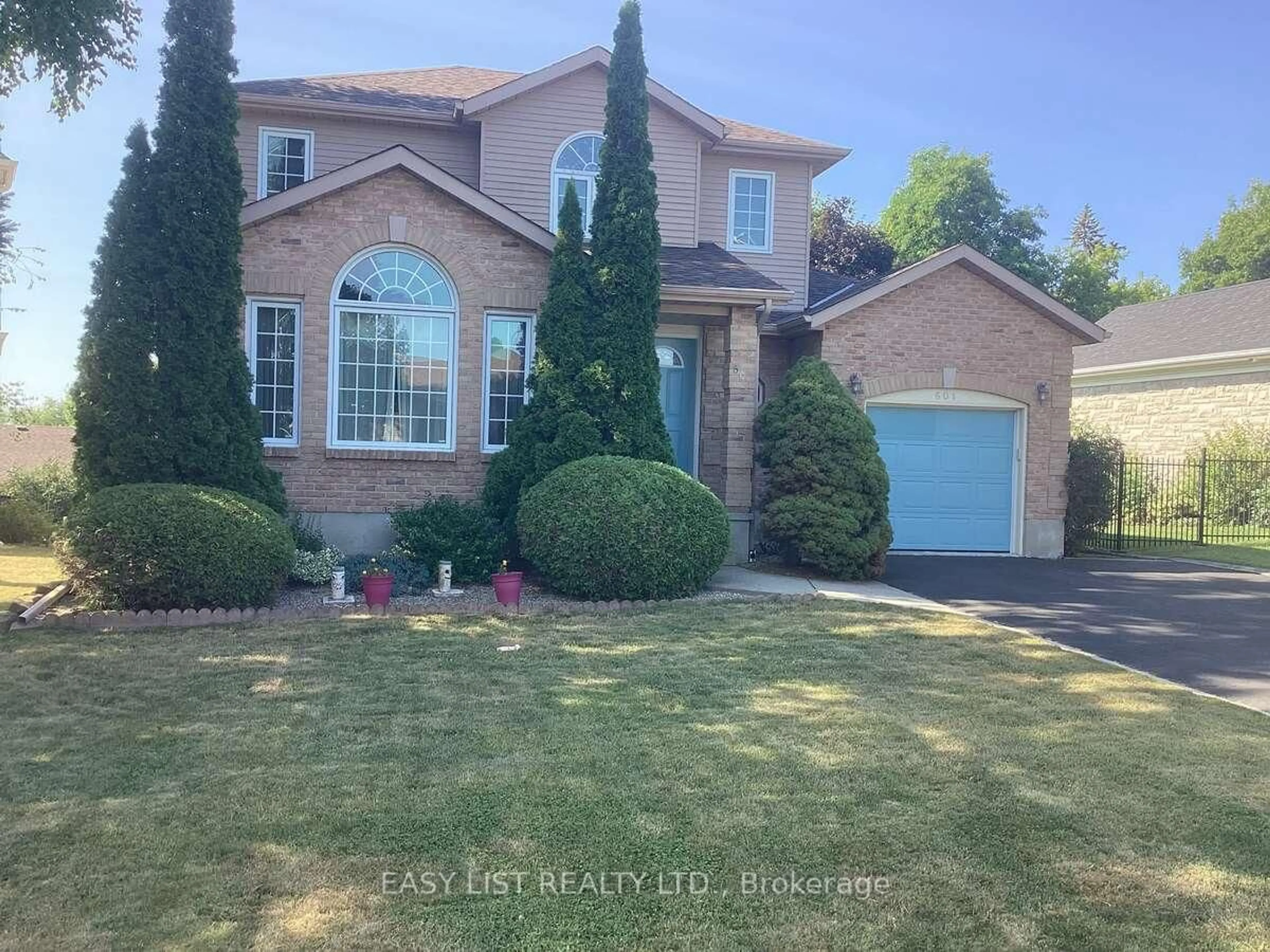 A pic from outside/outdoor area/front of a property/back of a property/a pic from drone, street for 601 MacDonald Dr, Gananoque Ontario K7G 3C3