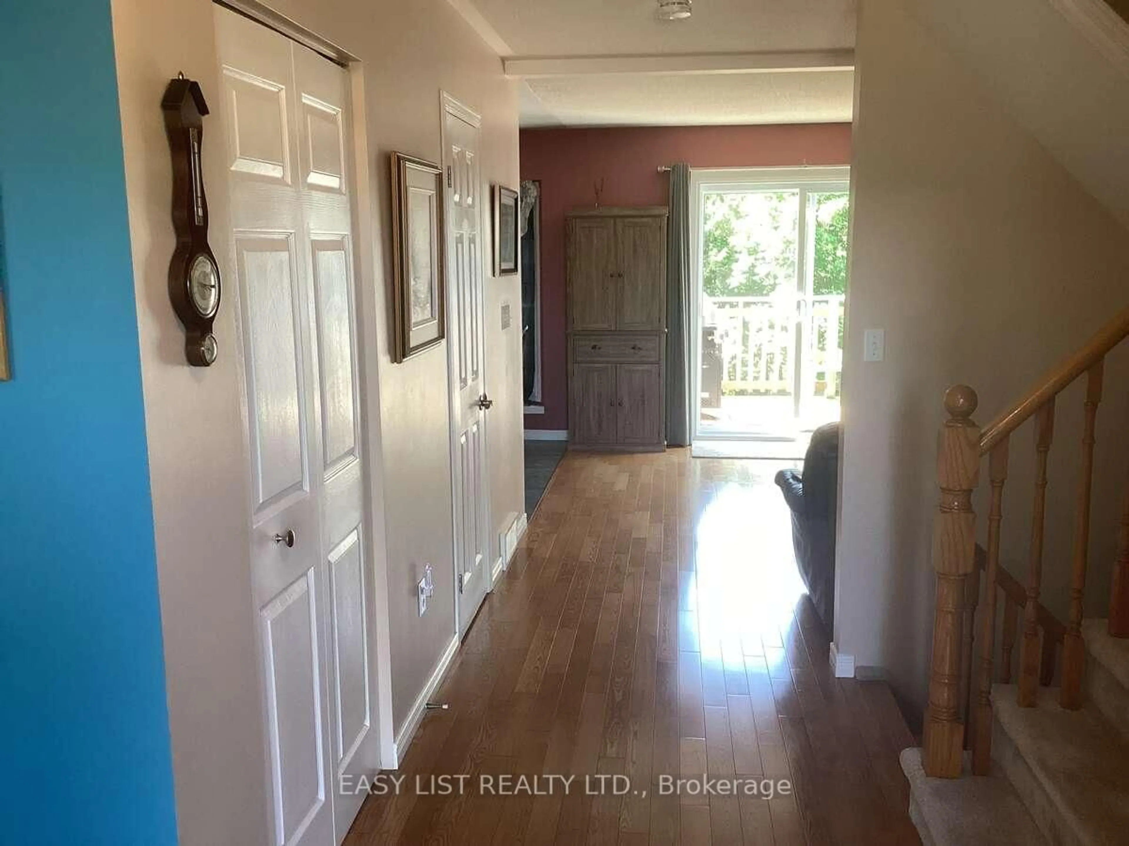 Indoor entryway for 601 MacDonald Dr, Gananoque Ontario K7G 3C3