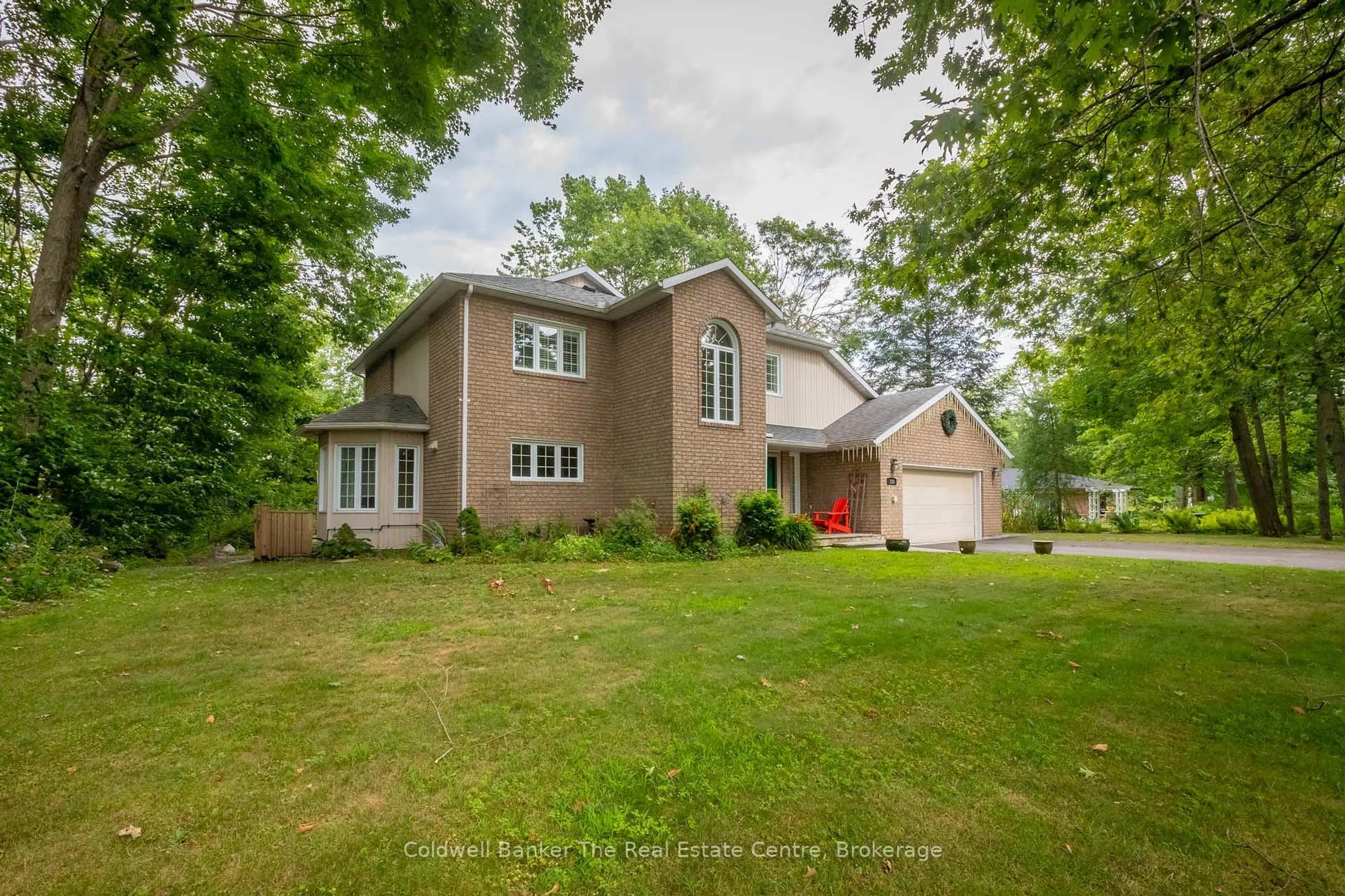 A pic from outside/outdoor area/front of a property/back of a property/a pic from drone, street for 110 Forest Glen Dr, Gravenhurst Ontario P1P 1A1