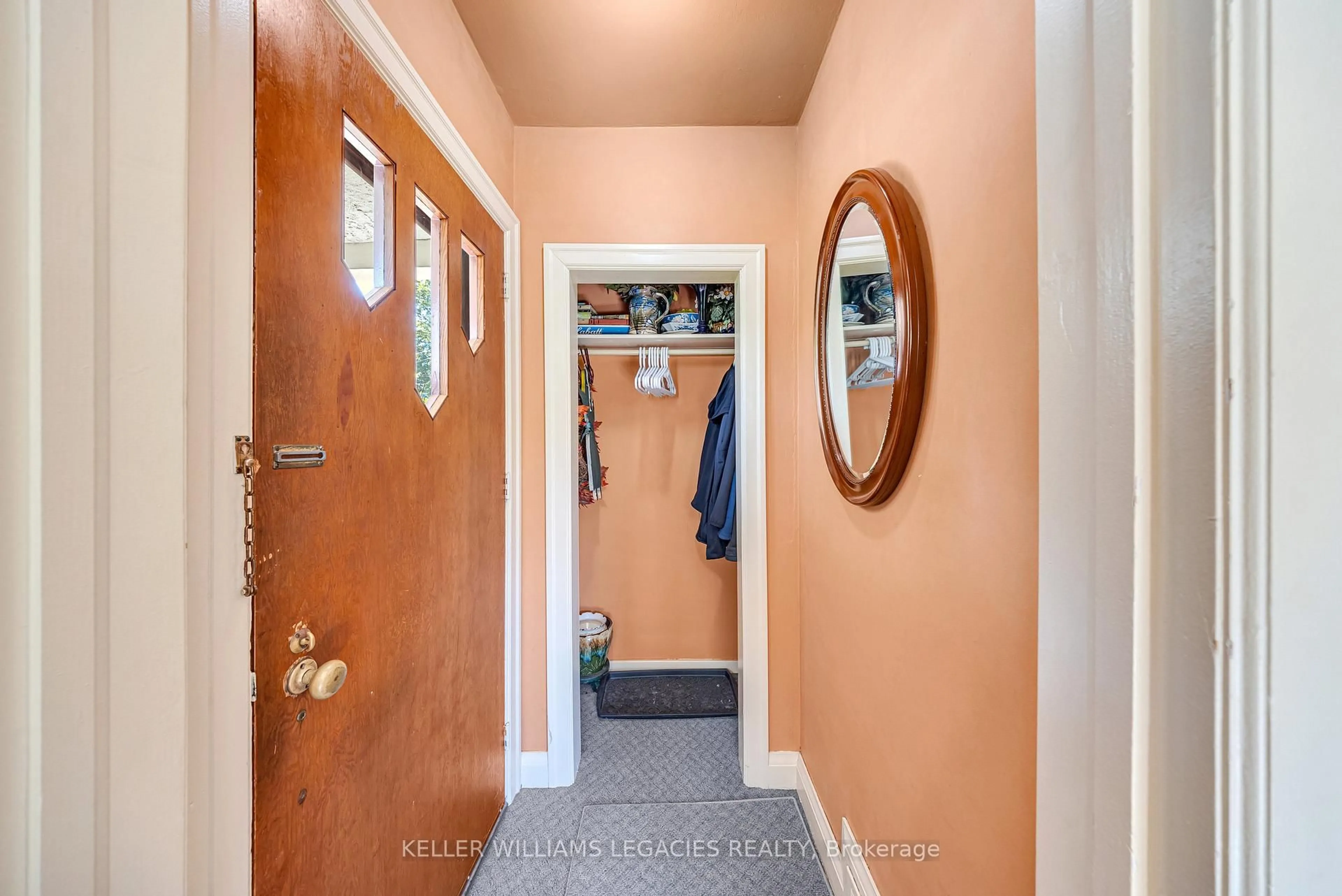 Indoor entryway for 688 Aylmer St, Peterborough North Ontario K9H 3X6