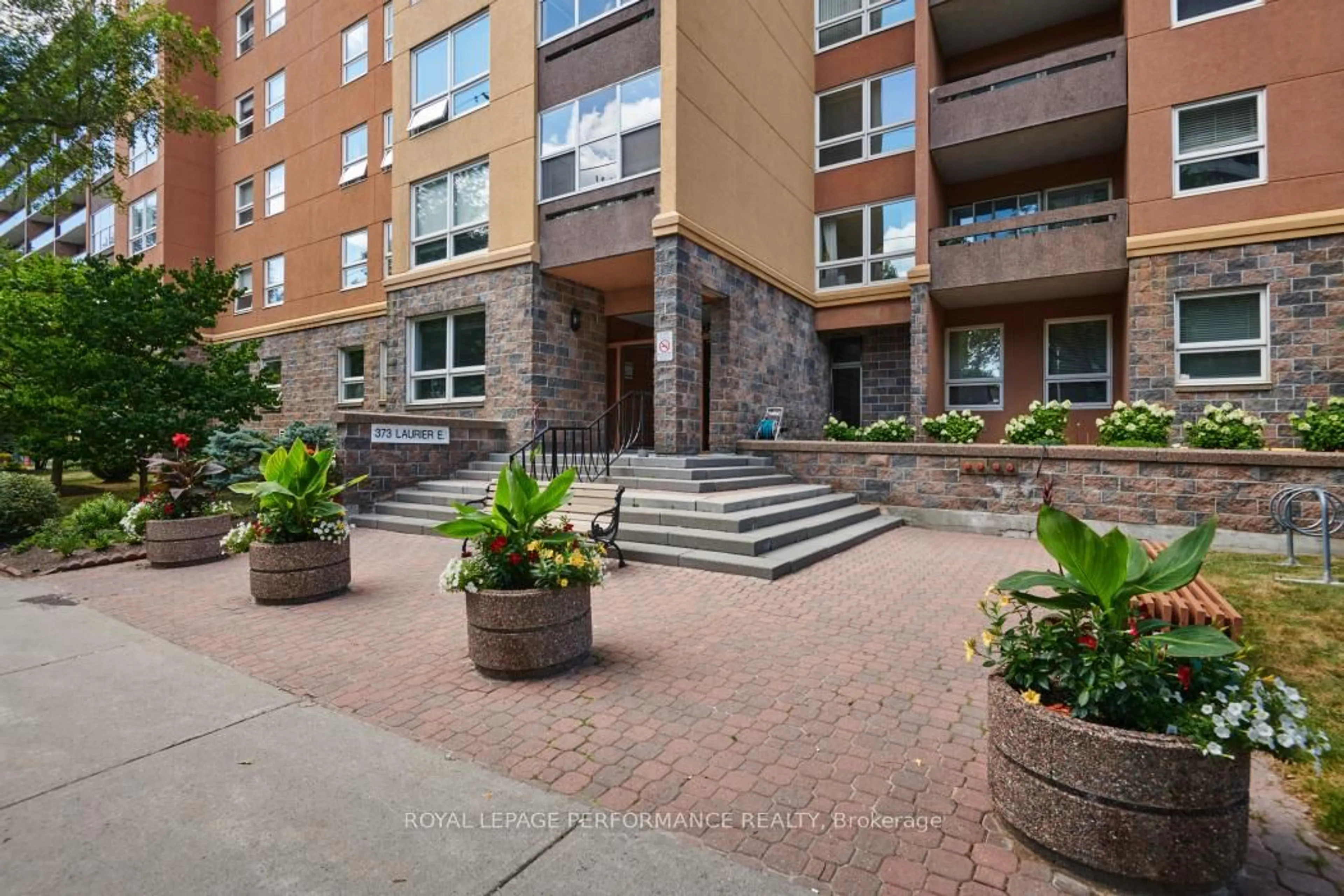 Patio, street for 373 Laurier Ave #1103, Ottawa Ontario K1N 8X6