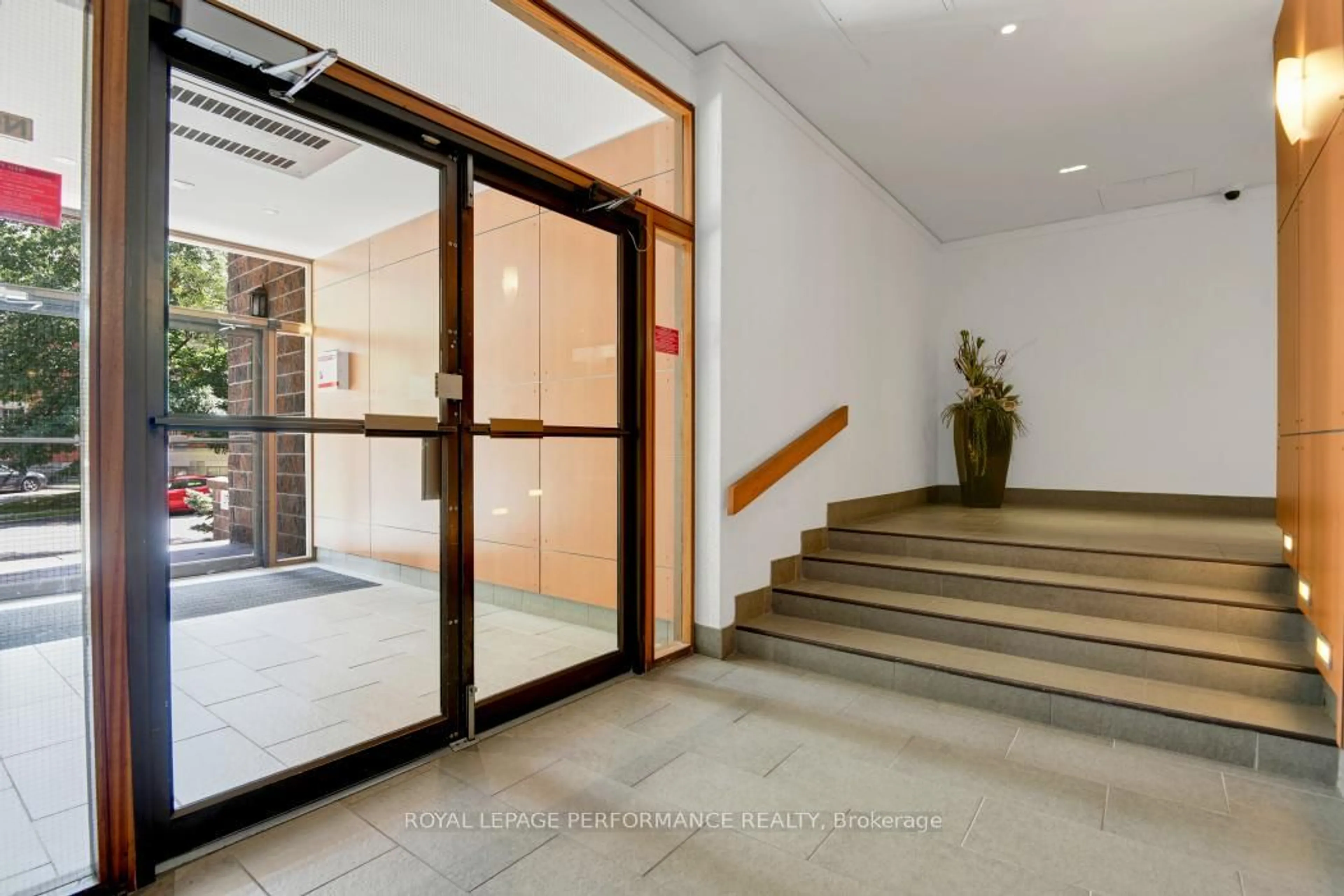 Indoor foyer for 373 Laurier Ave #1103, Ottawa Ontario K1N 8X6
