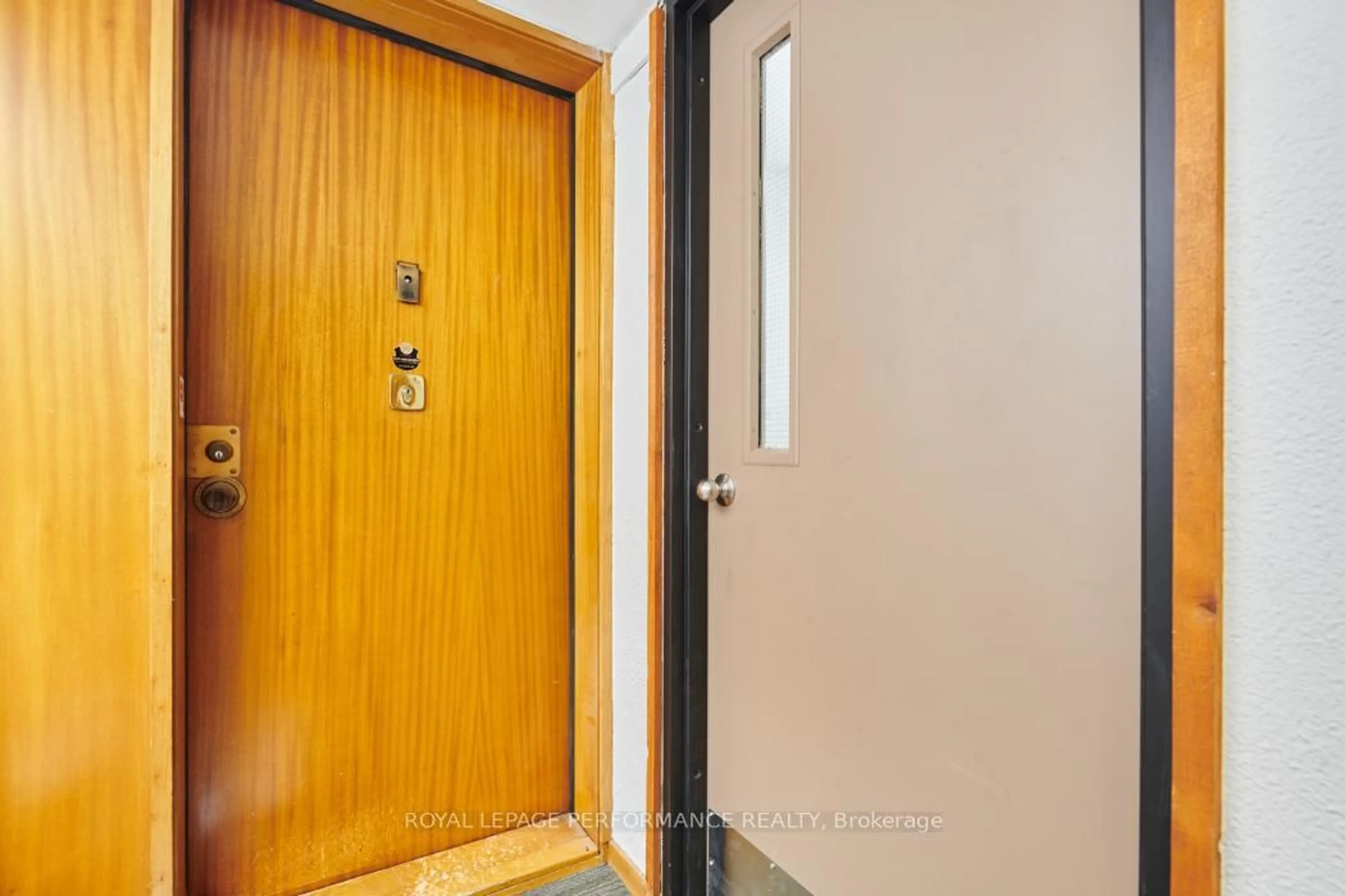 Indoor entryway for 373 Laurier Ave #1103, Ottawa Ontario K1N 8X6