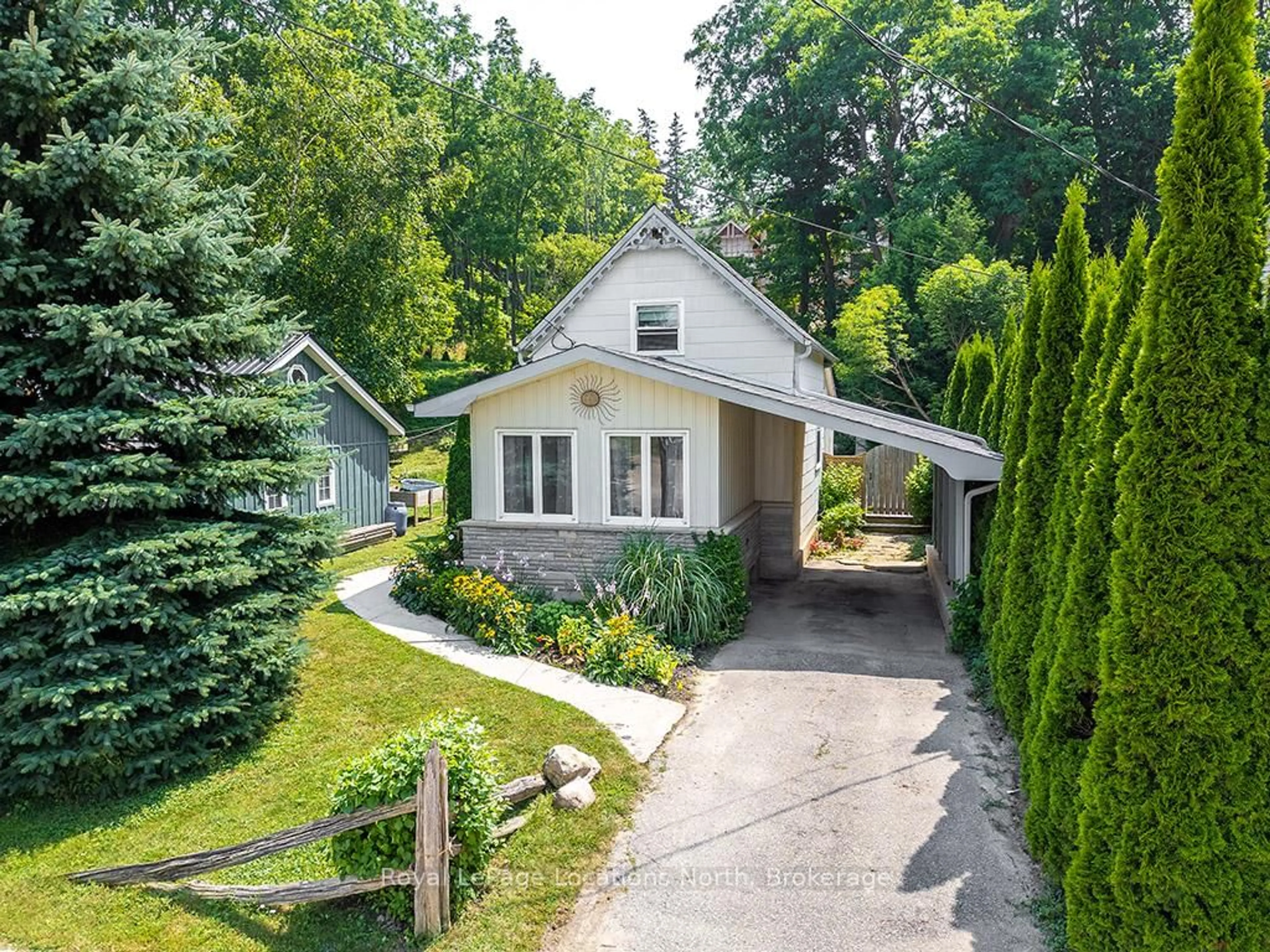 A pic from outside/outdoor area/front of a property/back of a property/a pic from drone, street for 166 Clark St, Blue Mountains Ontario N0H 1J0