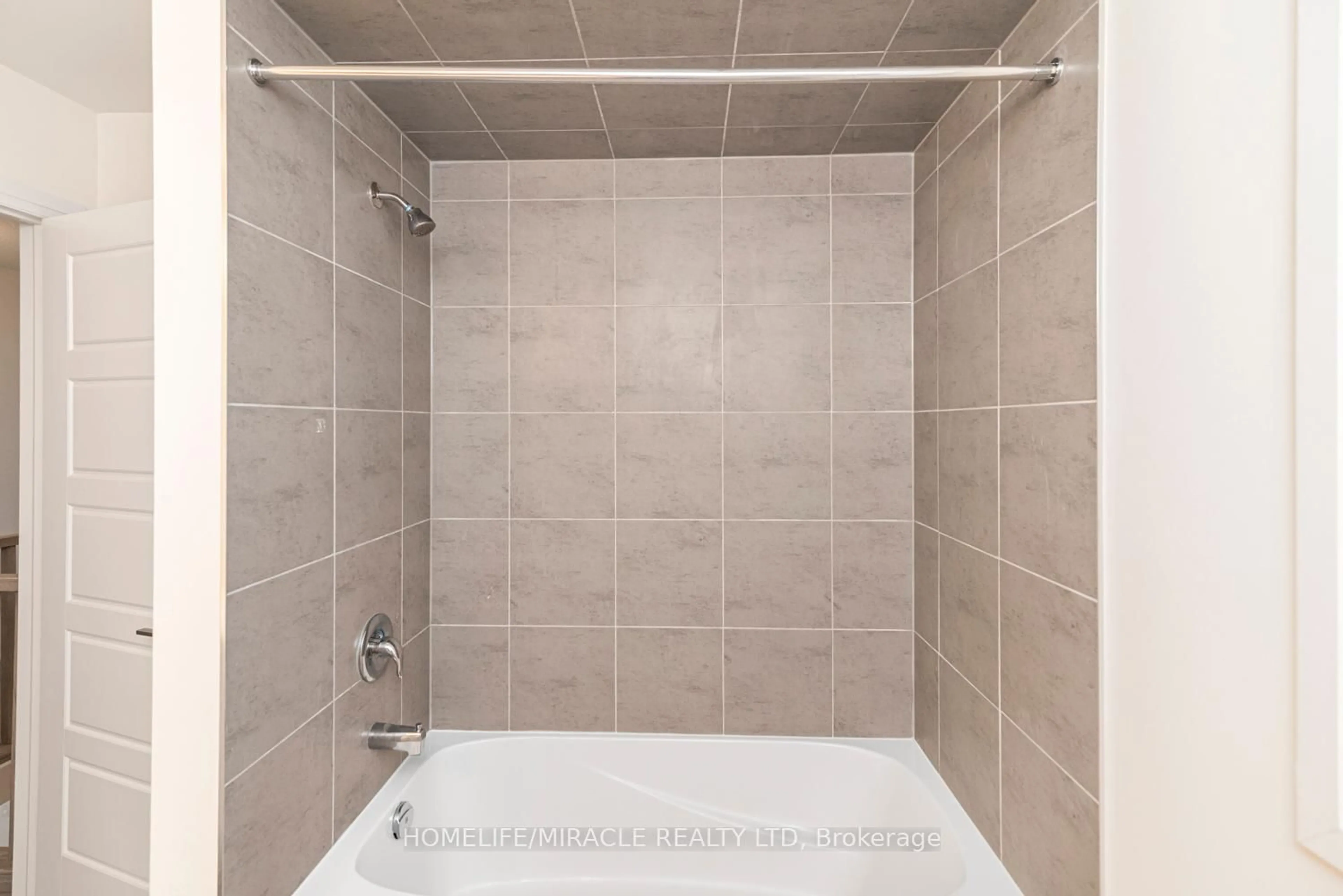 Standard bathroom, ceramic/tile floor for 10 Ingalls Ave, Brantford Ontario N3V 0B2