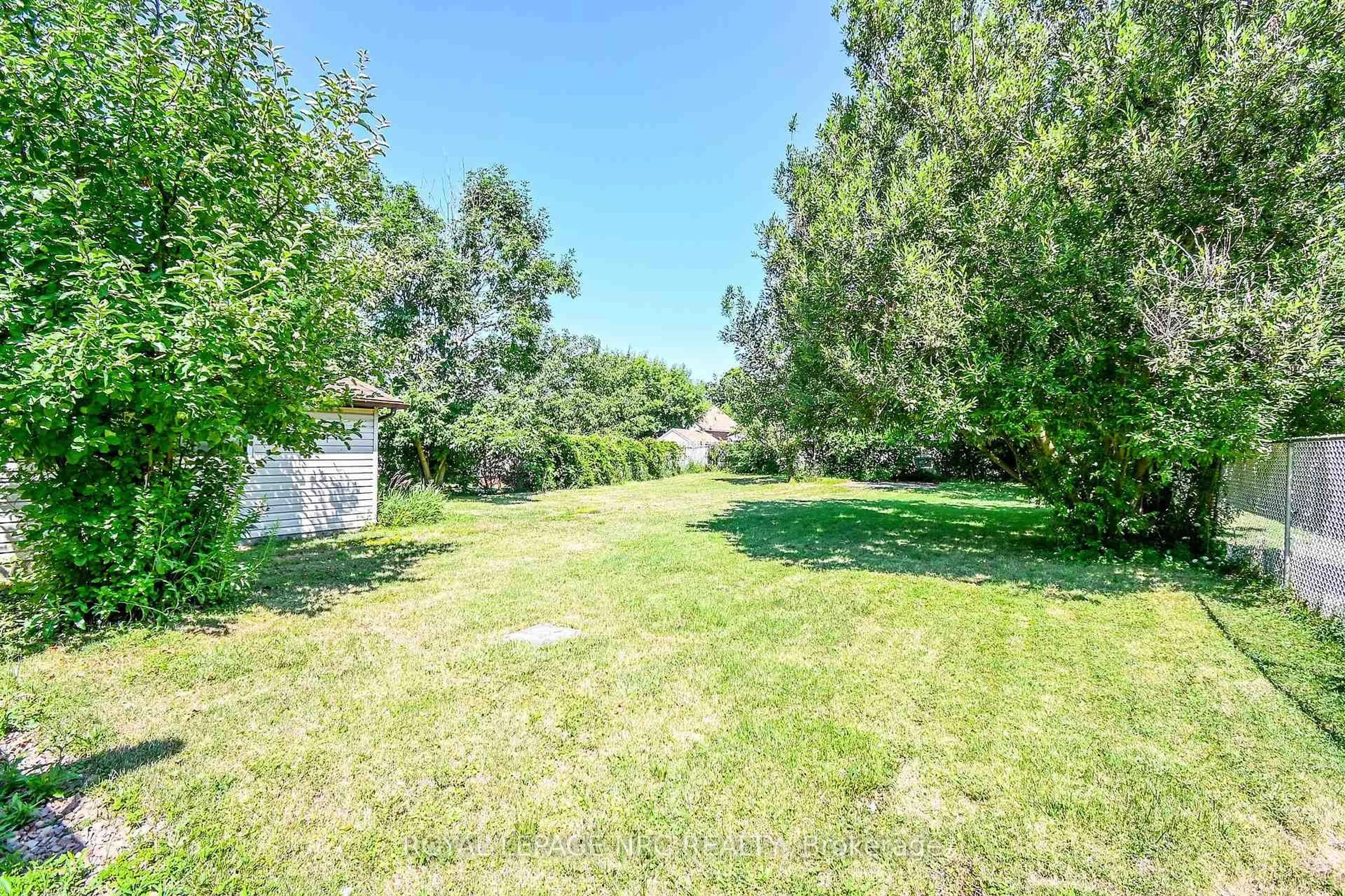 A pic from outside/outdoor area/front of a property/back of a property/a pic from drone, unknown for 88 Pine St, Thorold Ontario L2V 3L7