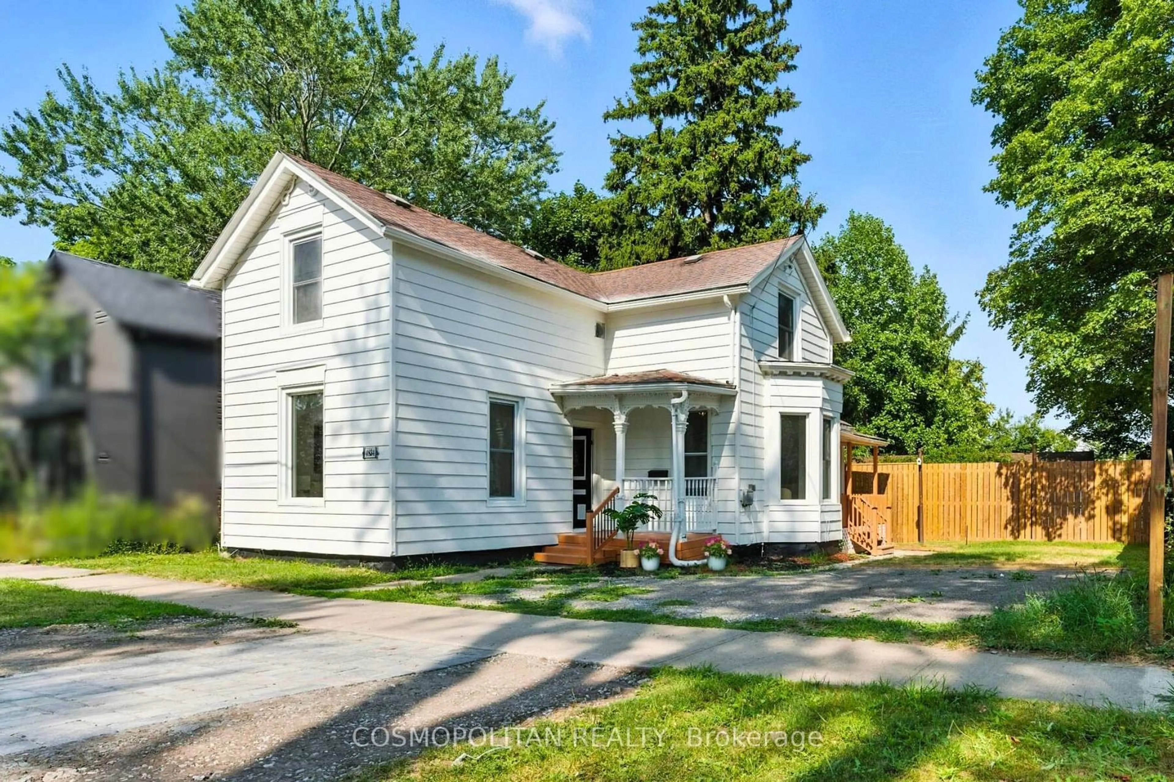 Home with vinyl exterior material, street for 4834 ERIE Ave, Niagara Falls Ontario L2E 3N9