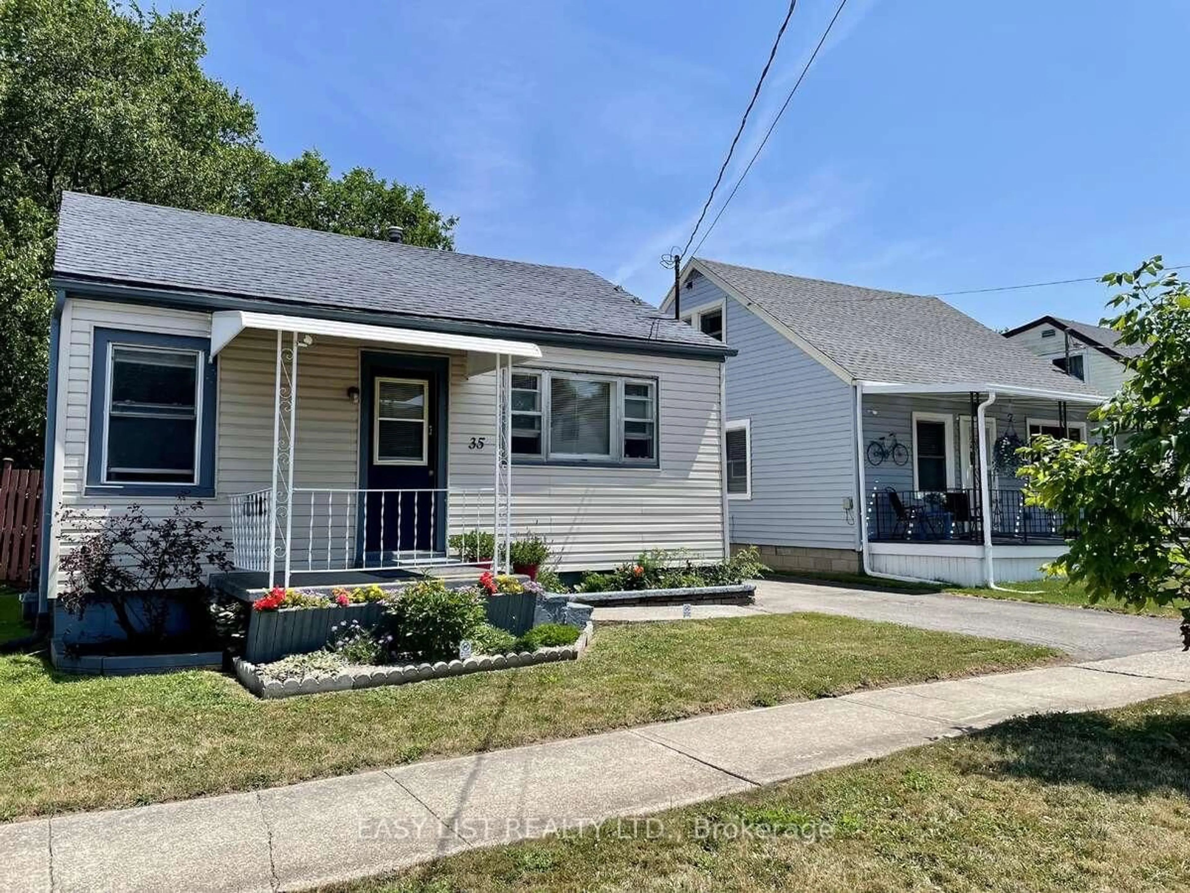 Home with vinyl exterior material, street for 35 Mary St, Fort Erie Ontario L2A 4A4