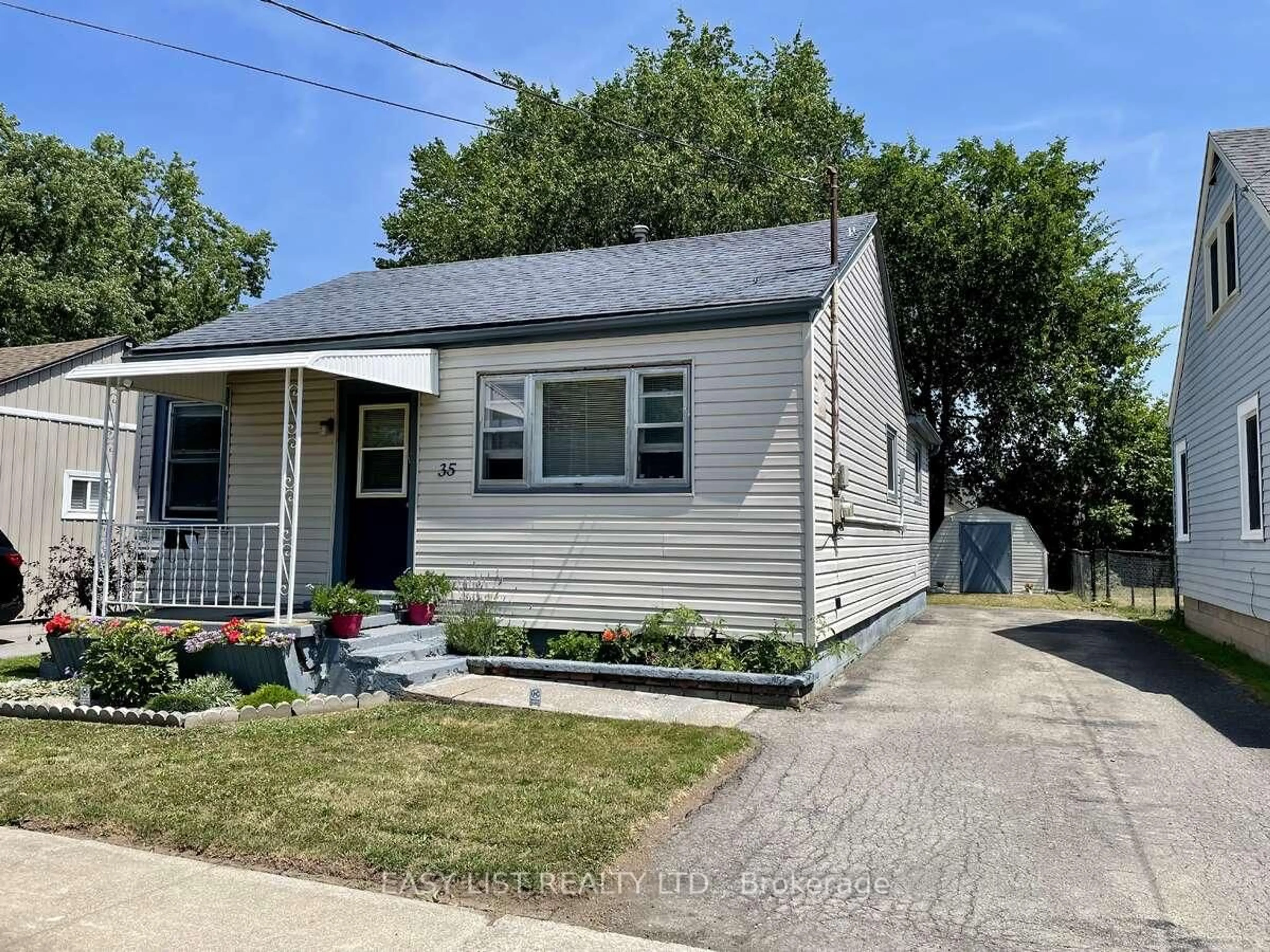 Home with vinyl exterior material, street for 35 Mary St, Fort Erie Ontario L2A 4A4