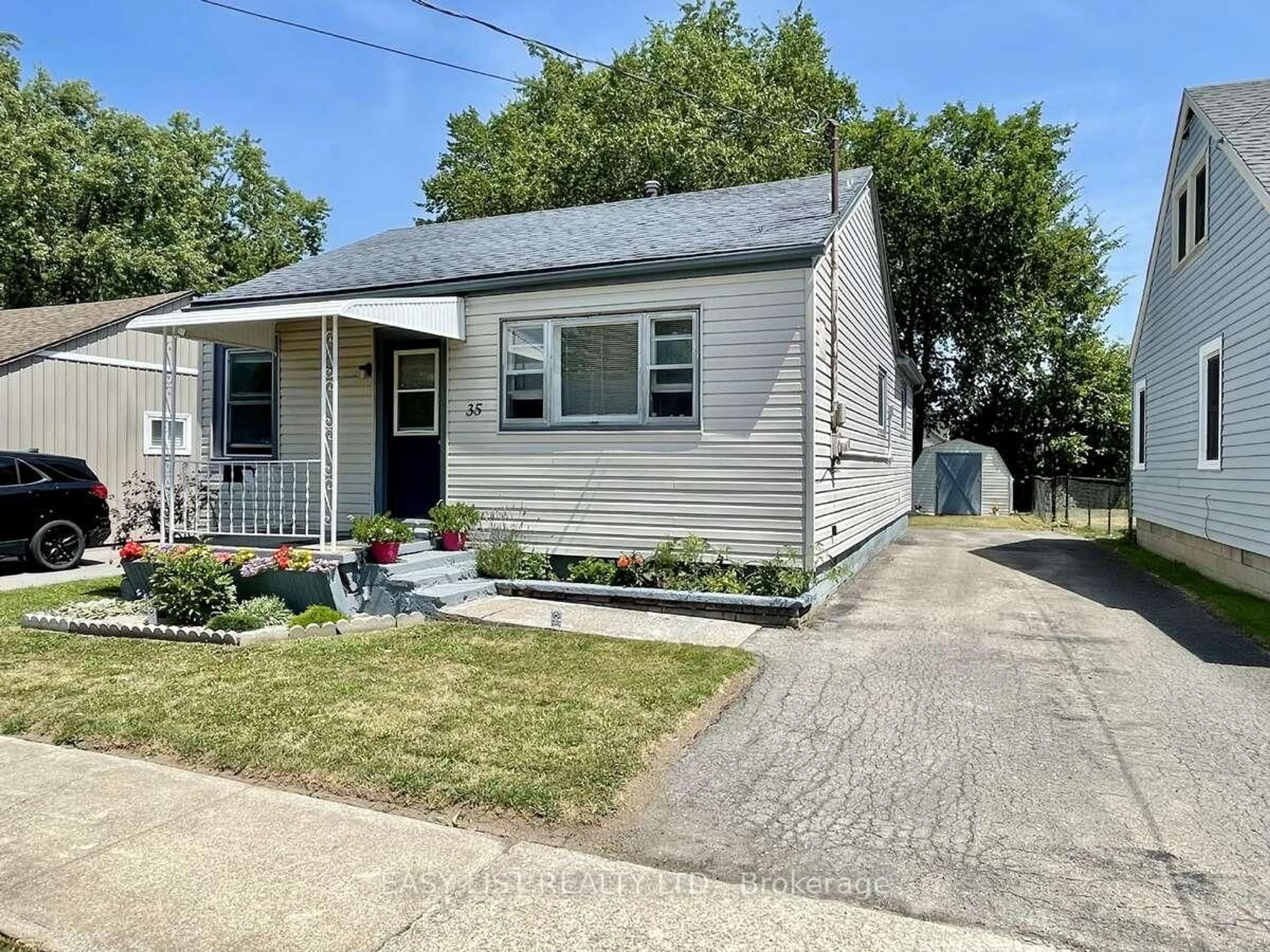 Home with vinyl exterior material, street for 35 Mary St, Fort Erie Ontario L2A 4A4