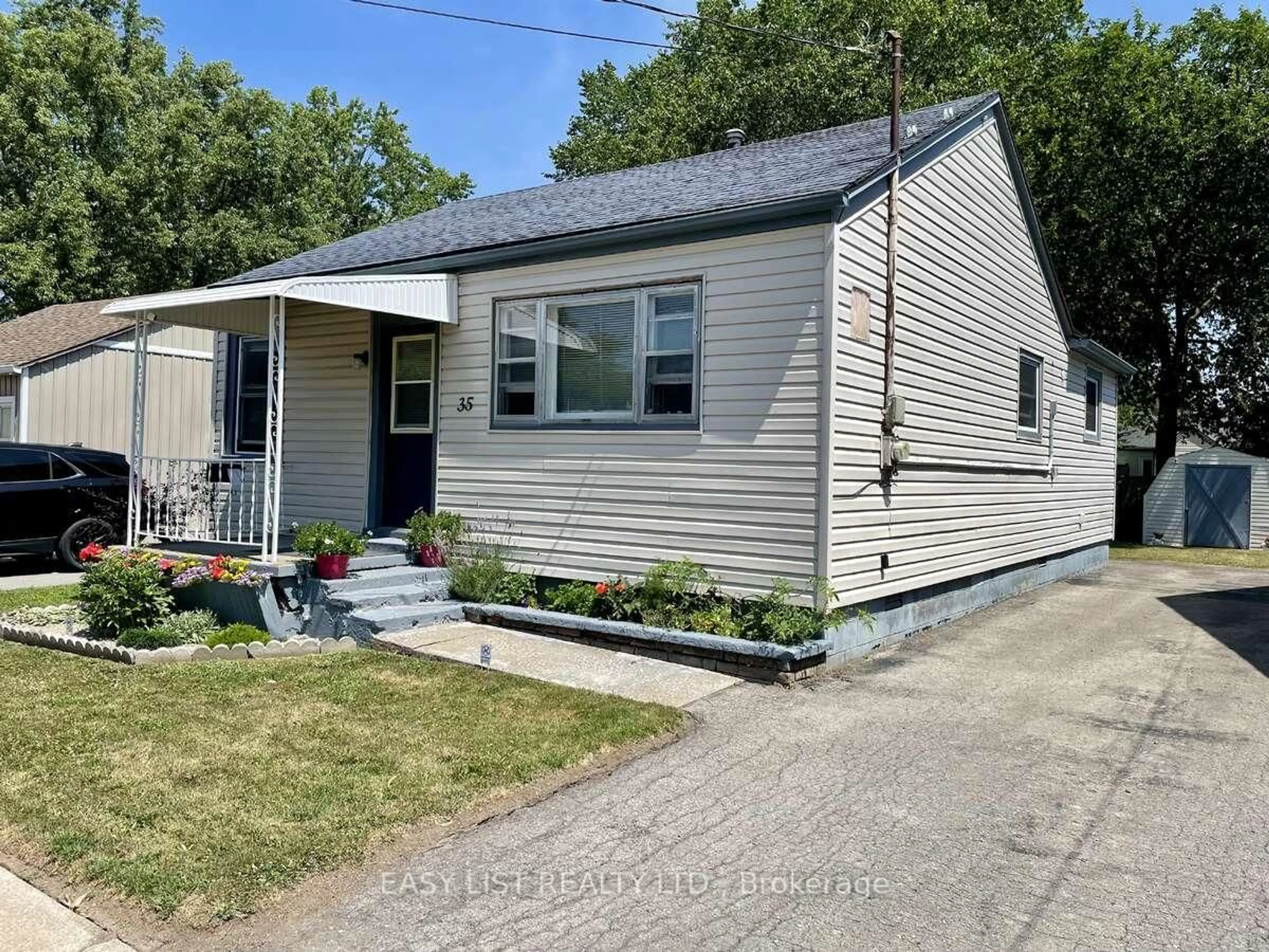 Home with vinyl exterior material, street for 35 Mary St, Fort Erie Ontario L2A 4A4