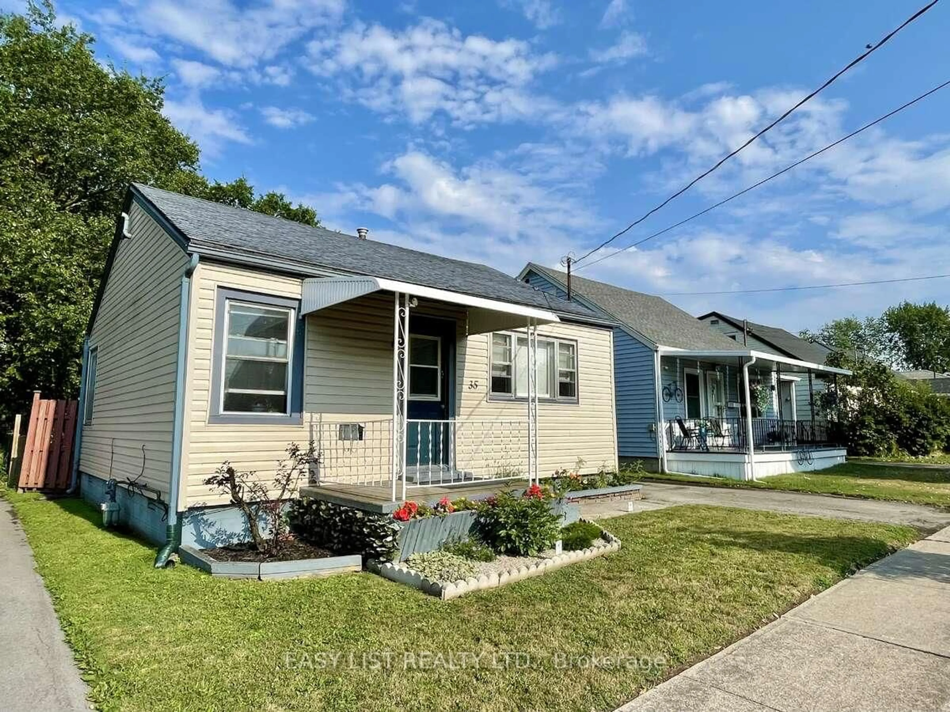 Home with vinyl exterior material, street for 35 Mary St, Fort Erie Ontario L2A 4A4