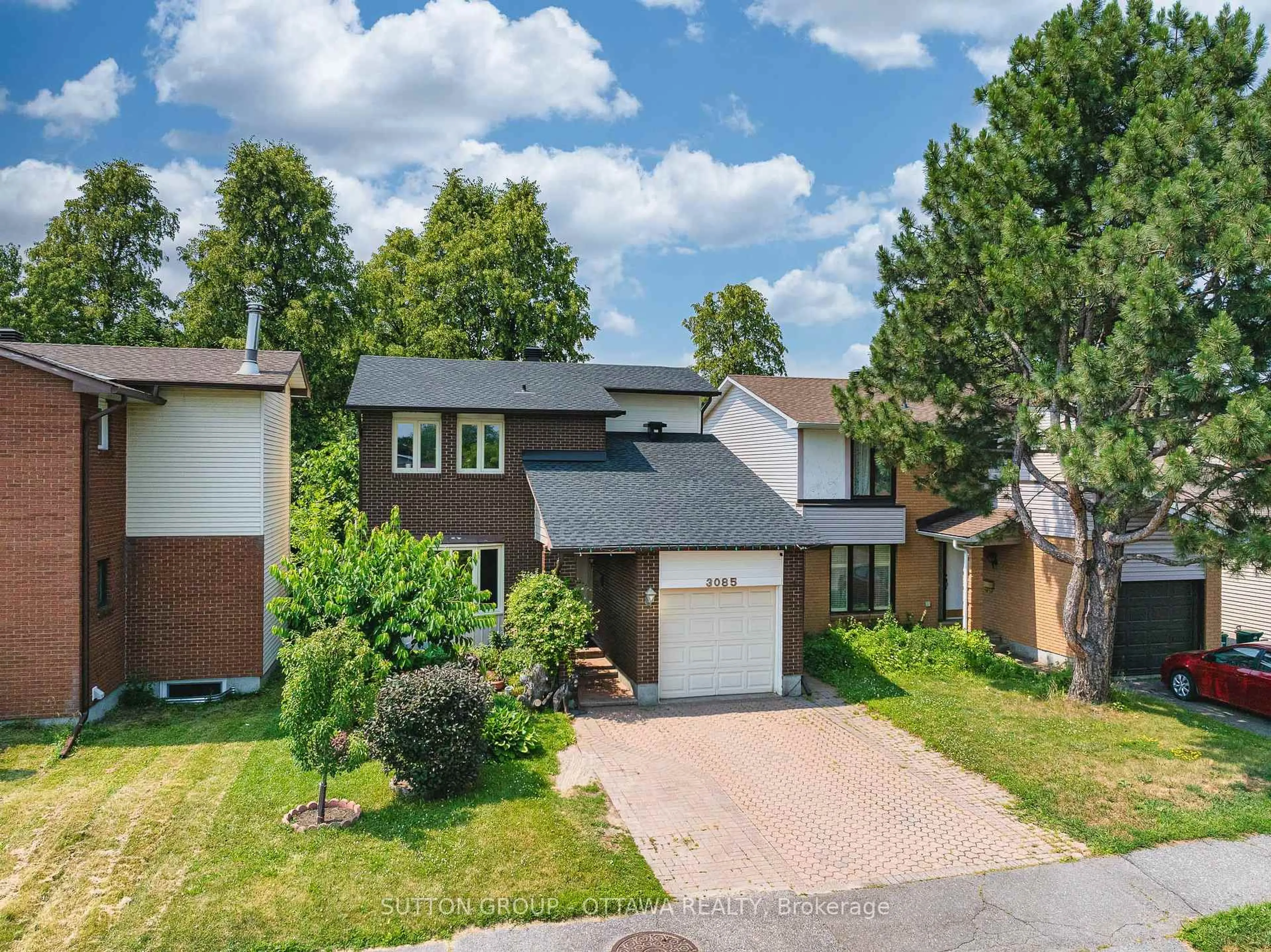 A pic from outside/outdoor area/front of a property/back of a property/a pic from drone, street for 3085 Uplands Dr, Ottawa Ontario K1V 9T6