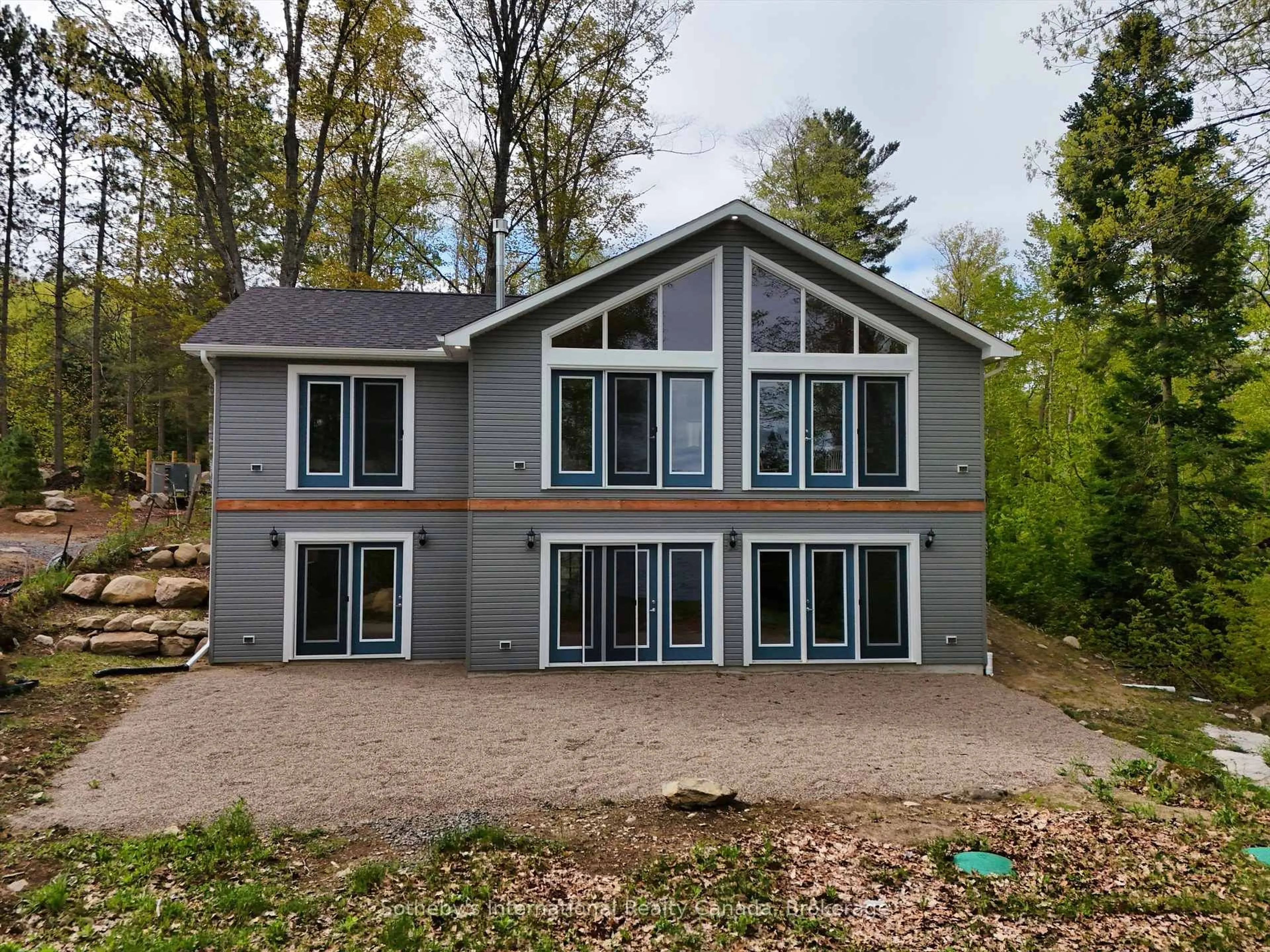 Home with vinyl exterior material, water/lake/river/ocean view for 3179 Muskoka Rd 117 Rd #2, Lake of Bays Ontario P0B 1A0