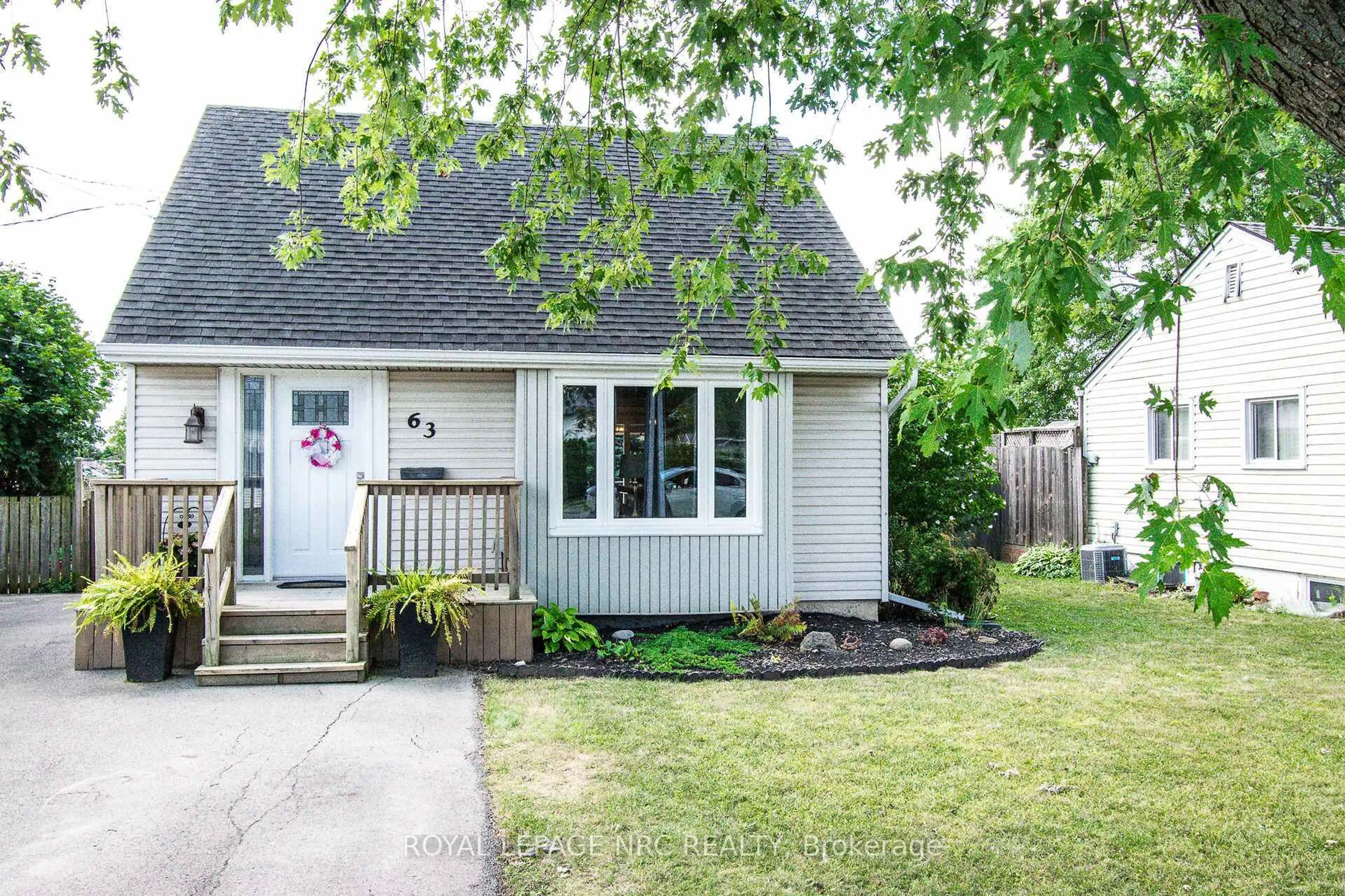 Home with vinyl exterior material, street for 63 Elgin St, Thorold Ontario L2V 3B8